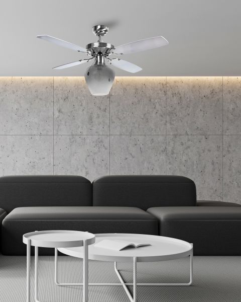 Deckventilator mit silbernen Rotorblättern und Glasleuchte  montiert an Decke in modernem  hell eingerichtetem Wohnraum