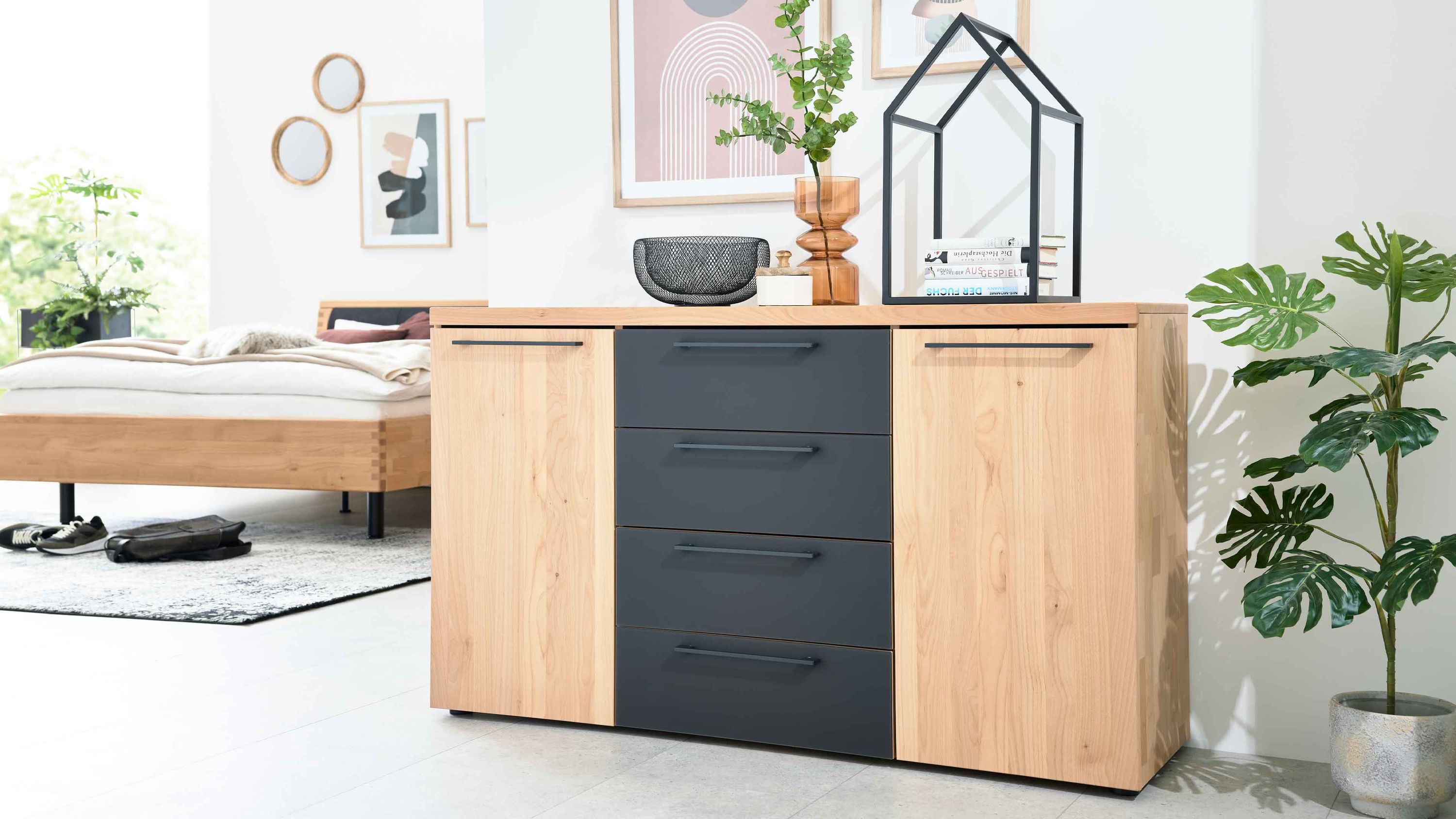 Interliving Schlafzimmer Serie 1028  Kombikommode 2150MG Erle & Carbon  zwei Türen, vier Schubladen, Breite ca. 149 cm