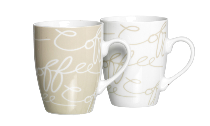 Zwei Kaffeebecher mit Henkel einer cremefarben mit weißer Schrift der andere weiß mit cremefarbener Schrift