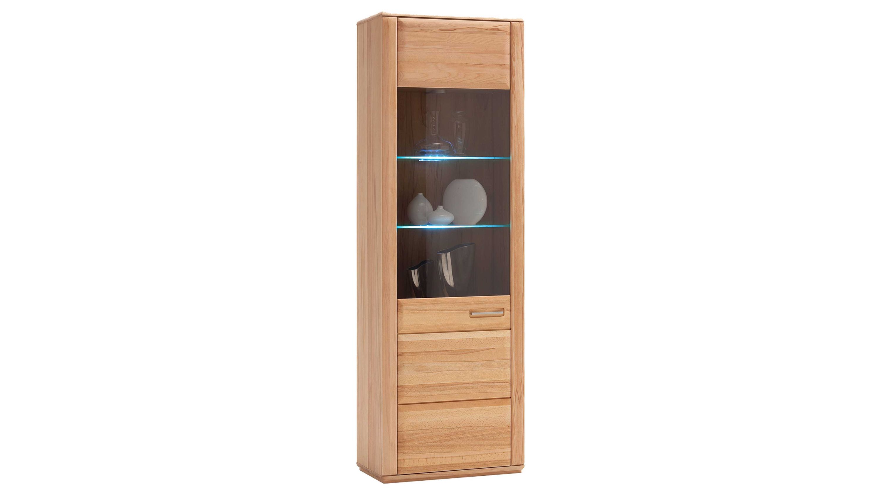 Schmaler Vitrinenschrank mit einer Glastür und zwei Glasböden in hellem Holz