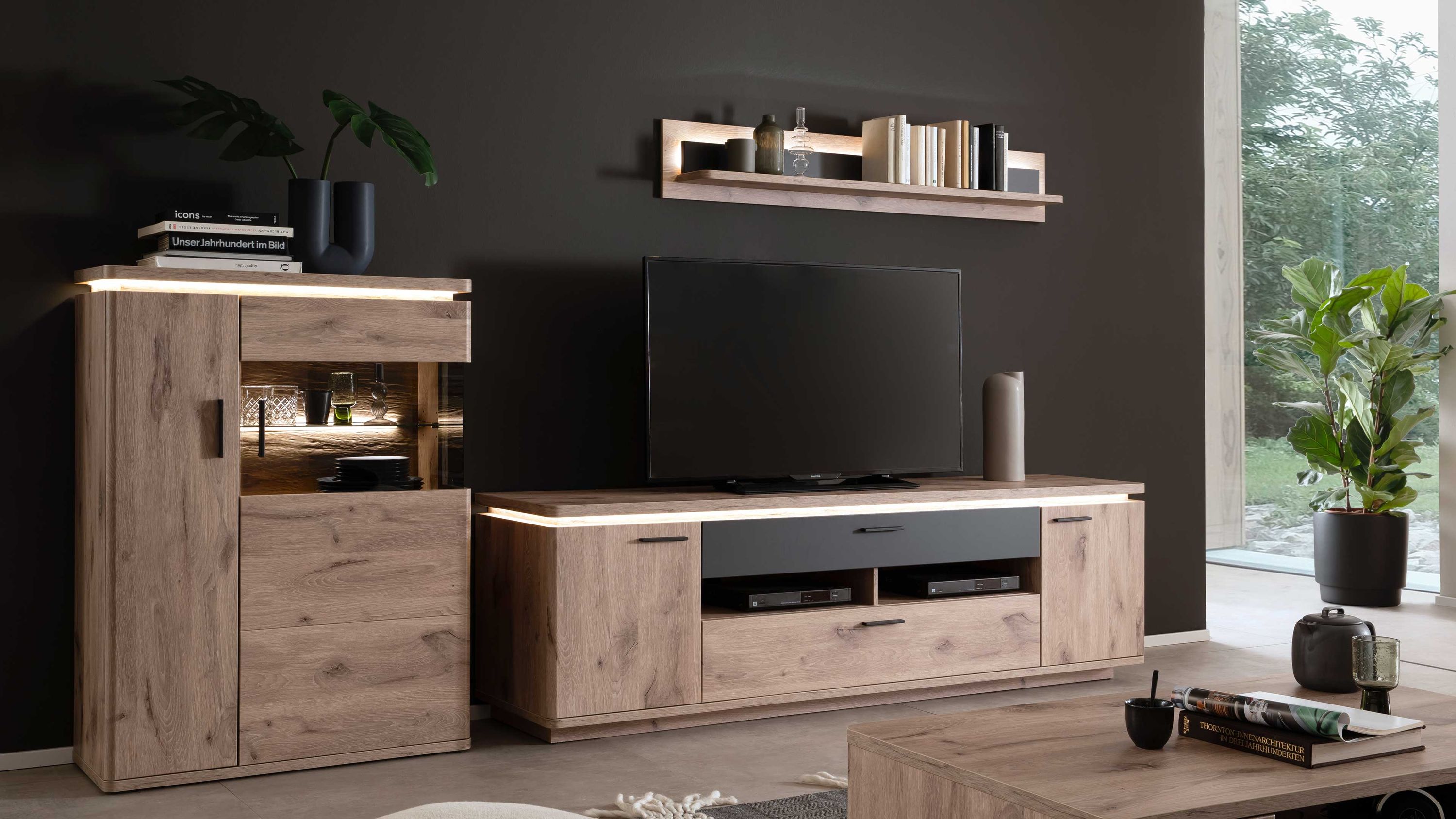 Dreiteilige Wohnwand in heller Holzoptik mit LED-Beleuchtung Dreiteilige Wohnwand aus Holzoptik mit Vitrine TV-Board und Wandregal in heller Eiche mit LED-Beleuchtung