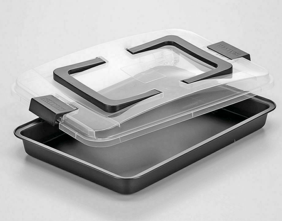 Backform in Schwarz mit abnehmbarer transparenter Haube klappbare Griffe perspektivisch geöffnet gezeigt
