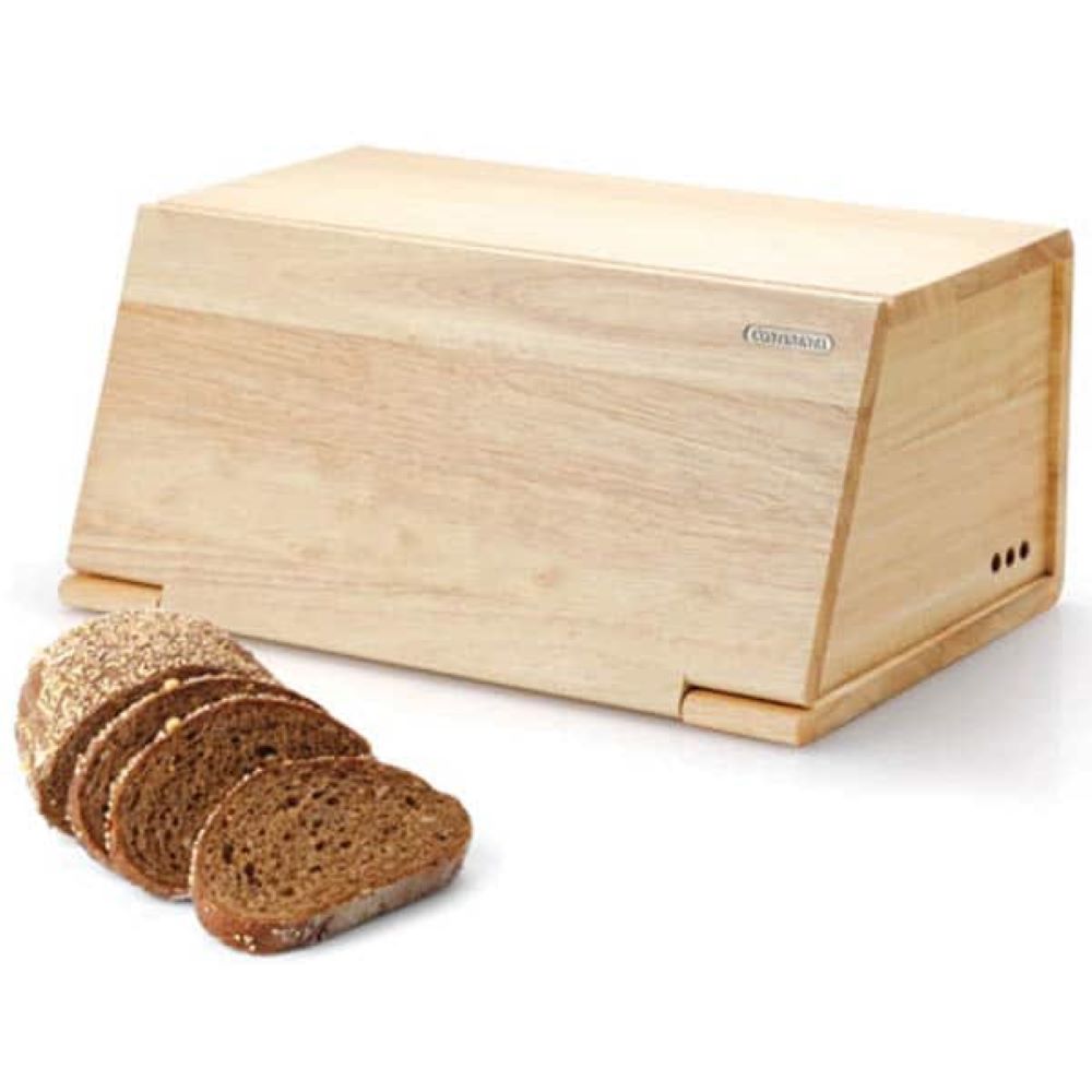 Frontalansicht: Holz-Brotkasten mit mehreren Scheiben braunem Brot davor auf heller Oberfläche
