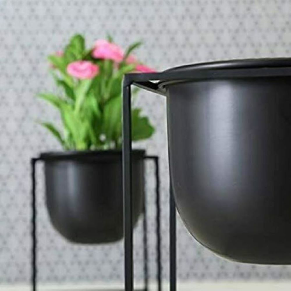 Schwarzer Blumentopf in Kugelform auf schlankem Gestell  Frontalansicht mit rosa Tulpen