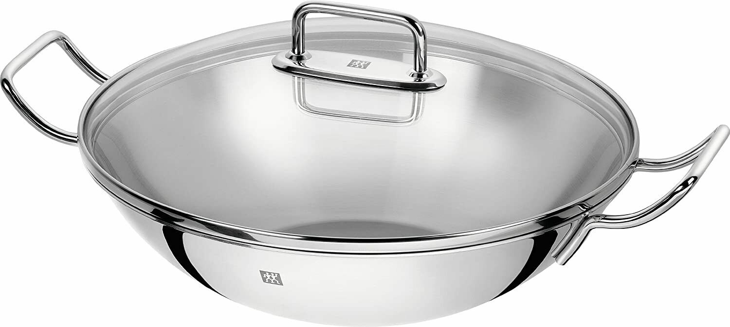 Edelstahl-Wok mit zwei Griffen und Deckel, frontal fotografiert, geeignet für vielseitiges Kochen.