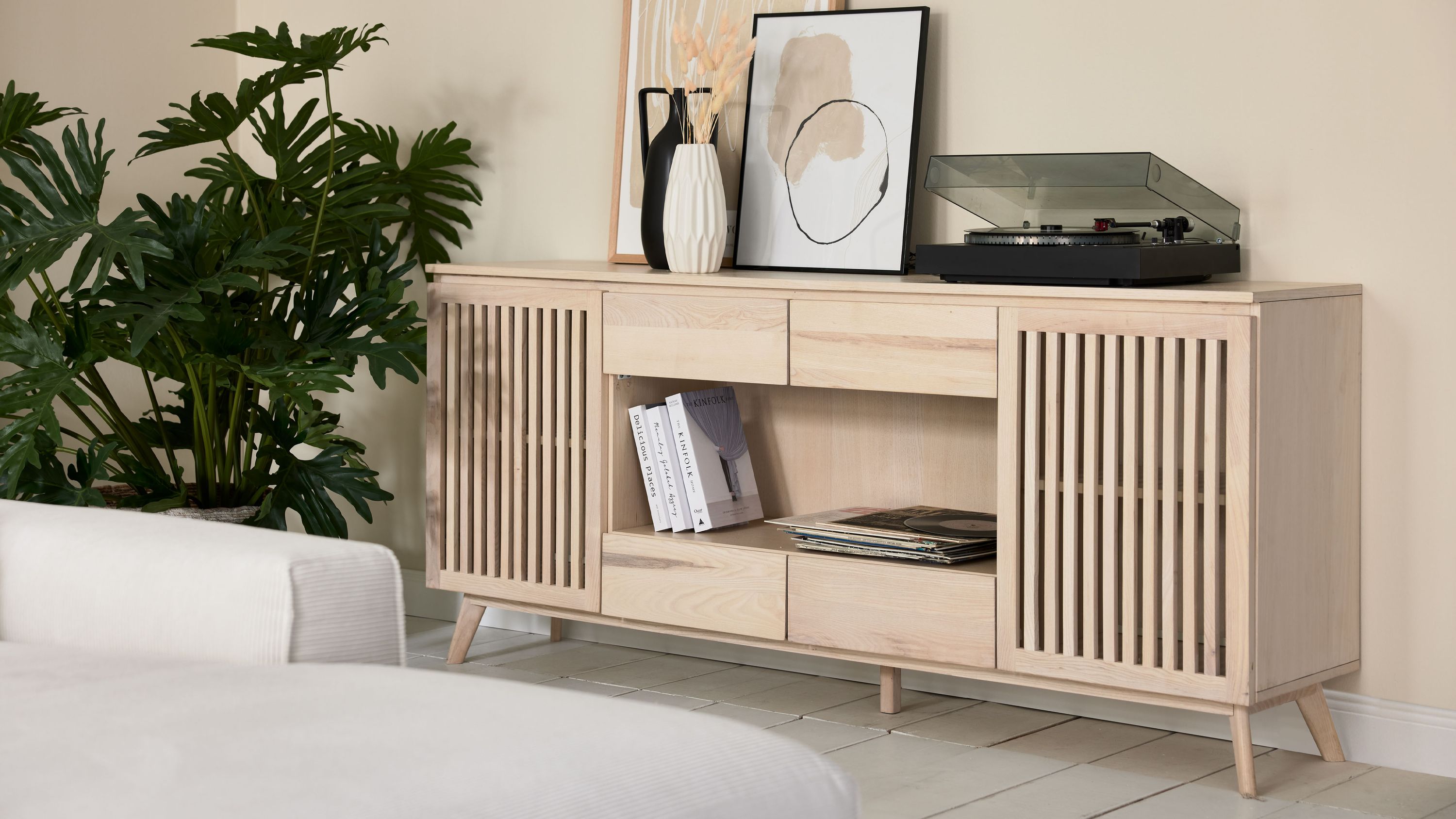 Sideboard mit Türen und Schubladen in weiß gewaschener Esche Sideboard mit zwei Türen und vier Schubladen in weiß gewaschener Esche mit offenen Fächern