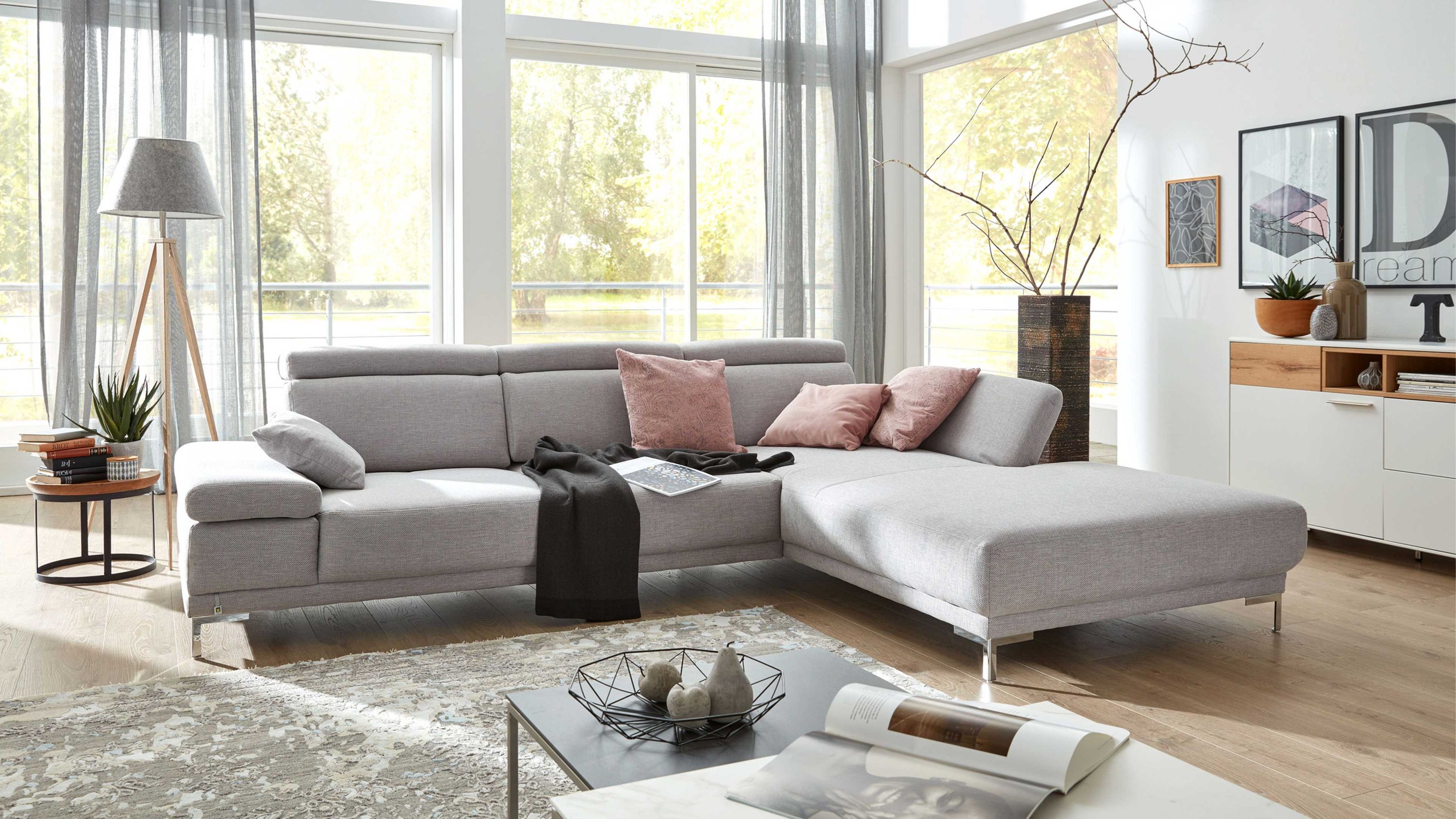 Ecksofa mit stahlfarbenem Flachgewebe und silberfarbenen Metallfüßen in hellem Wohnzimmer