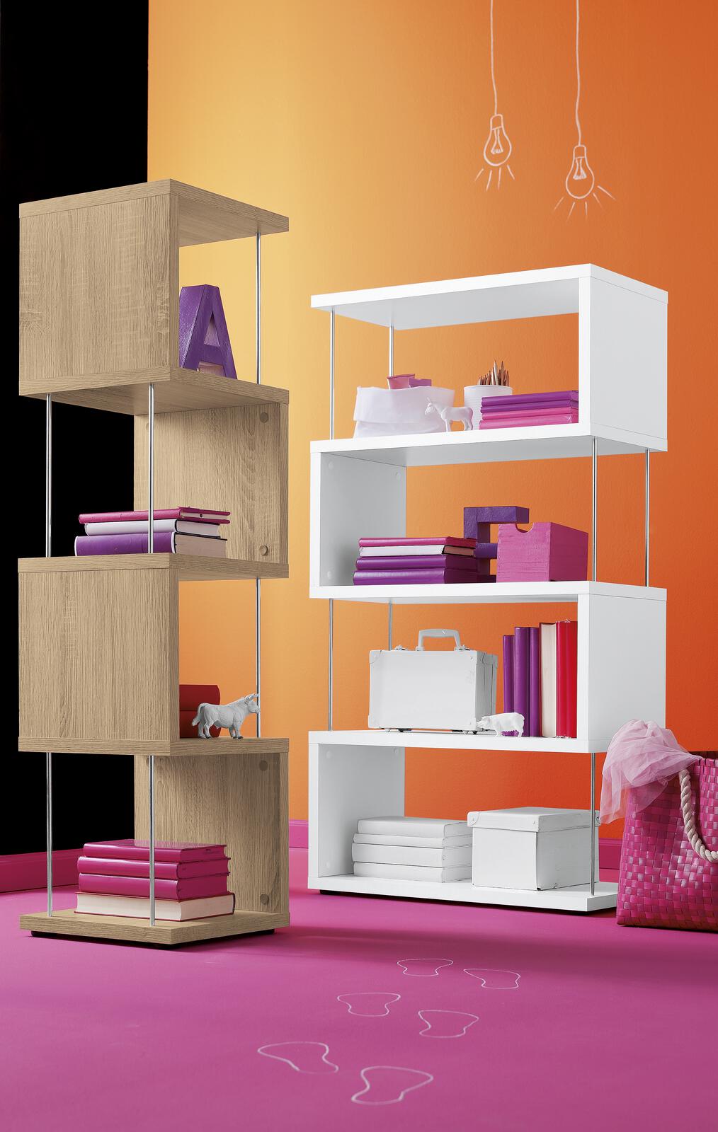 Zwei moderne Standregale in Eiche und Weiß  offen gestaltet  dekoriert mit Büchern  Boxen und Accessoires im Wohnraum