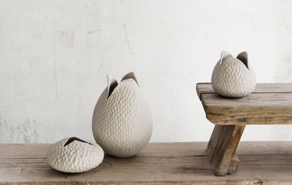 Dreier-Set Vasen in beige  modern geformt  auf Holzfläche arrangiert  stehend  liegend und erhöht platziert