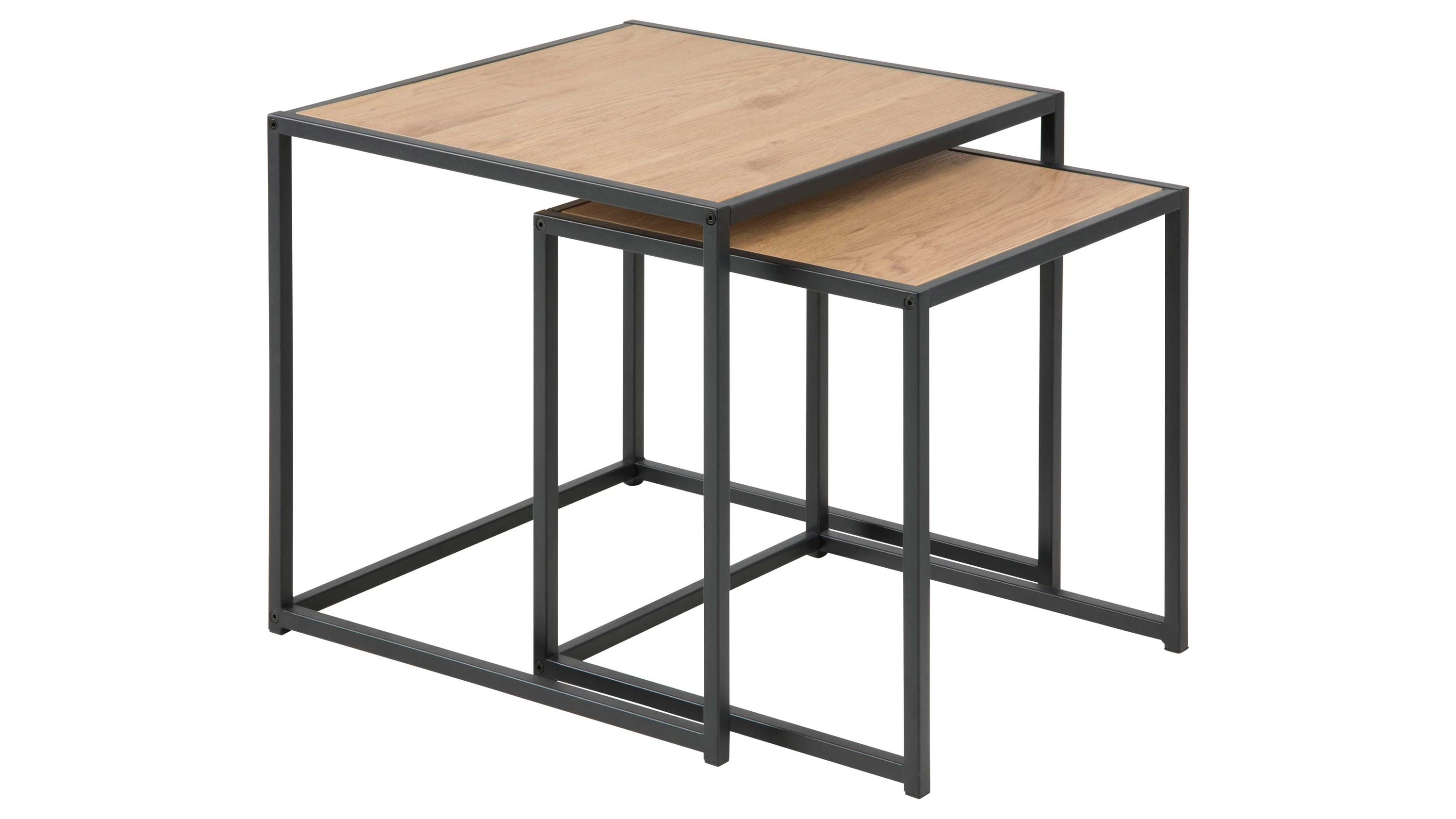 Beistelltische mit Holzplatte im 2er-Set Zwei ineinander gestellte, quadratische Beistelltische mit schwarzem Metallgestell und heller Holzplatte.