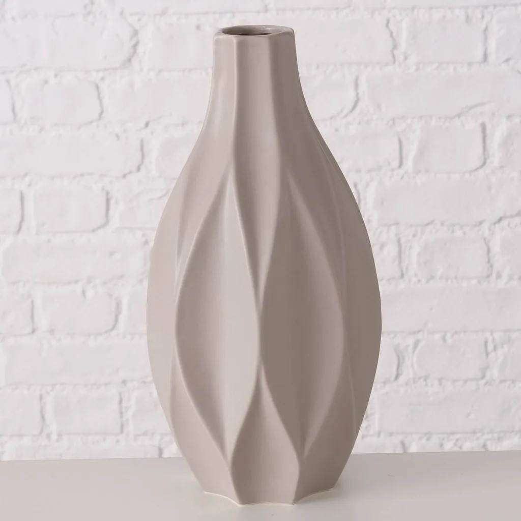 Vase aus matt beigem Steingut mit modernem Design  geeignet als Blumen- und Dekorvase  aufgenommen frontal