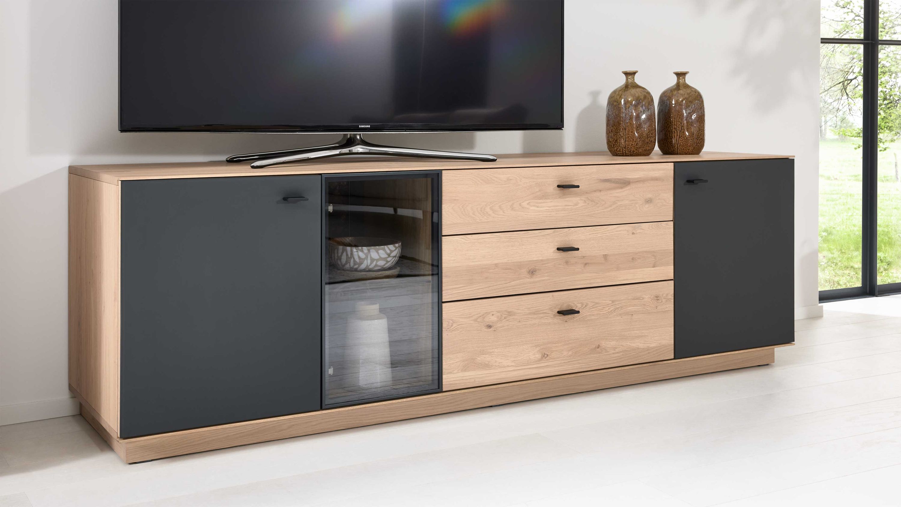 Interliving Wohnzimmer Serie 2025 - Lowboard 32 Wildeiche, Anthrazit & Kork - Breite ca. 195 cm