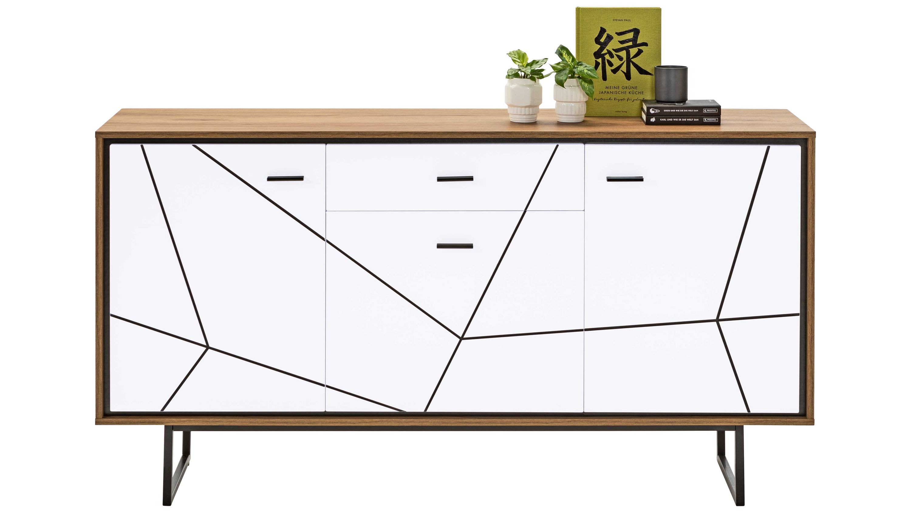 Sideboard mit weißen Türen und Holzoberfläche Sideboard mit drei weißen Türen und einer Schublade schwarze Linienmuster Holzoberfläche und schwarzes Metallgestell