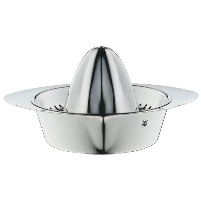 Silberne Zitruspresse aus Edelstahl mit Presskegel, Sieb und breitem Standfuß, WMF-Logo sichtbar Edelstahl-Zitruspresse mit Sieb, Presskegel und breitem Rand, WMF-Logo sichtbar auf hellem Hintergrund