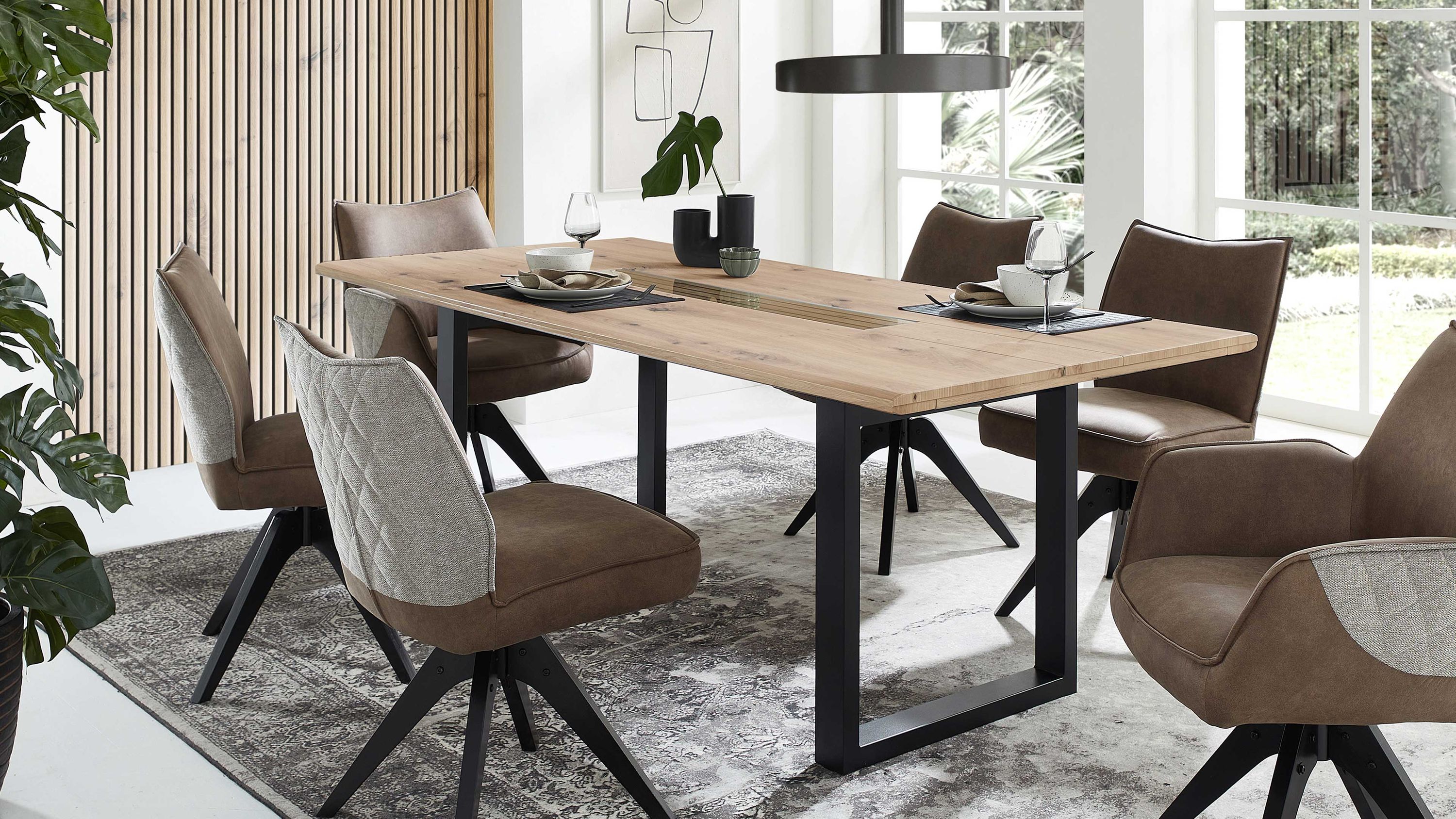 Rechteckiger Esstisch mit hellem Holz und schwarzem U-förmigem Metallgestell in modernem Esszimmer