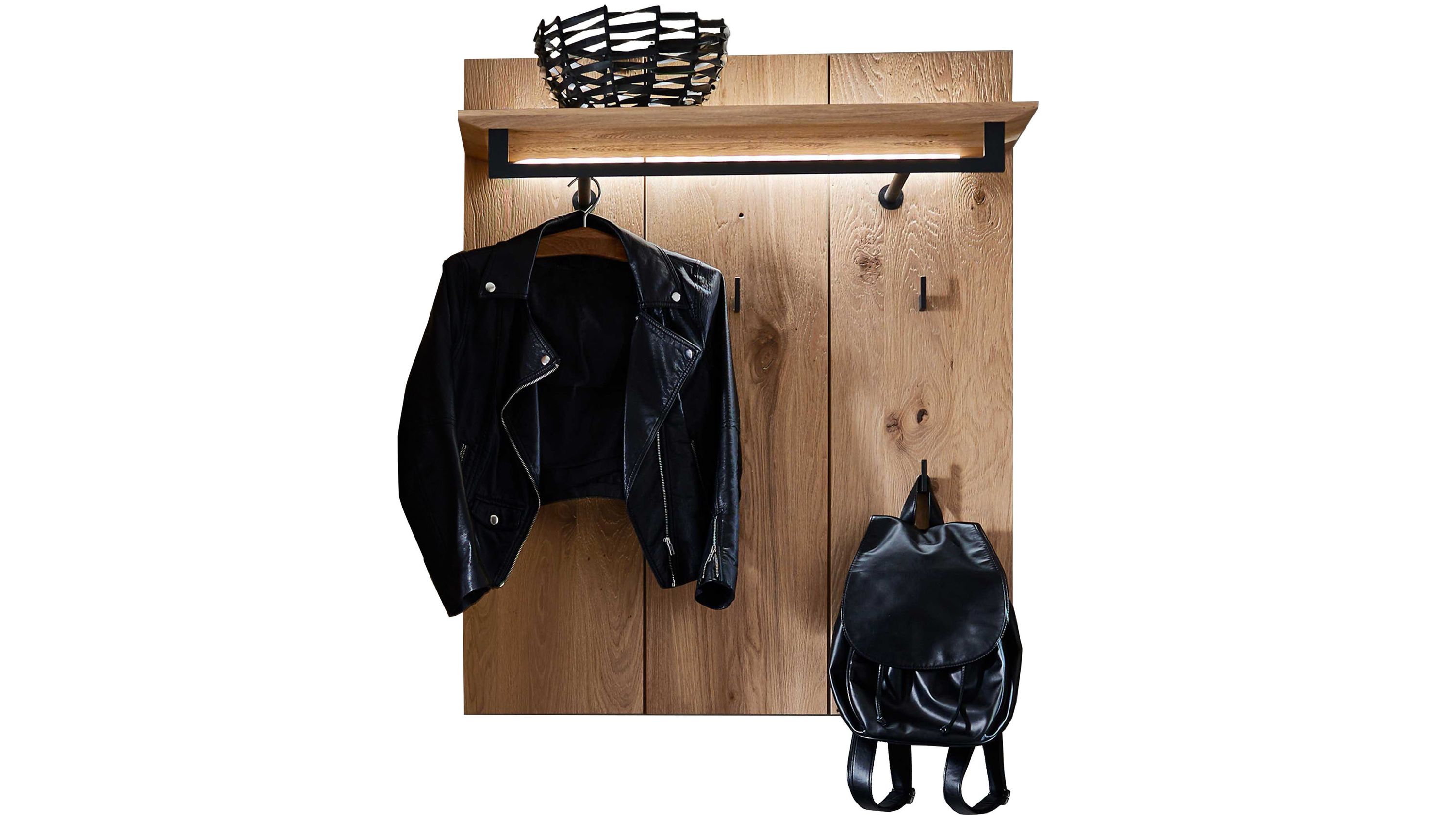 Wandgarderobe aus hellem Holz mit drei Haken Ablage oben und schwarzer Beleuchtung