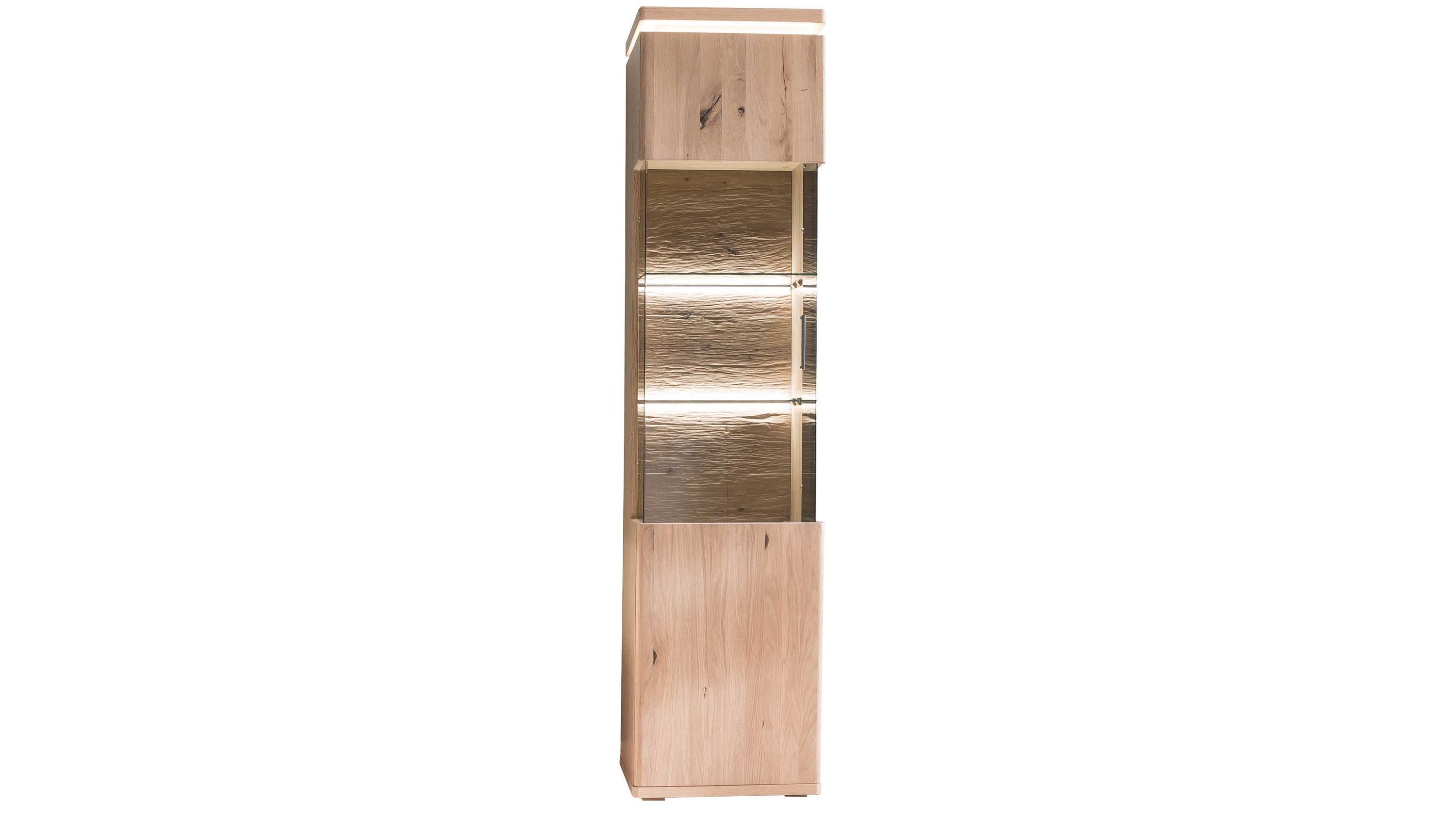 Schmale Vitrine mit einer Tür links obere Hälfte mit Glas und Beleuchtung untere Hälfte aus hellem Holz