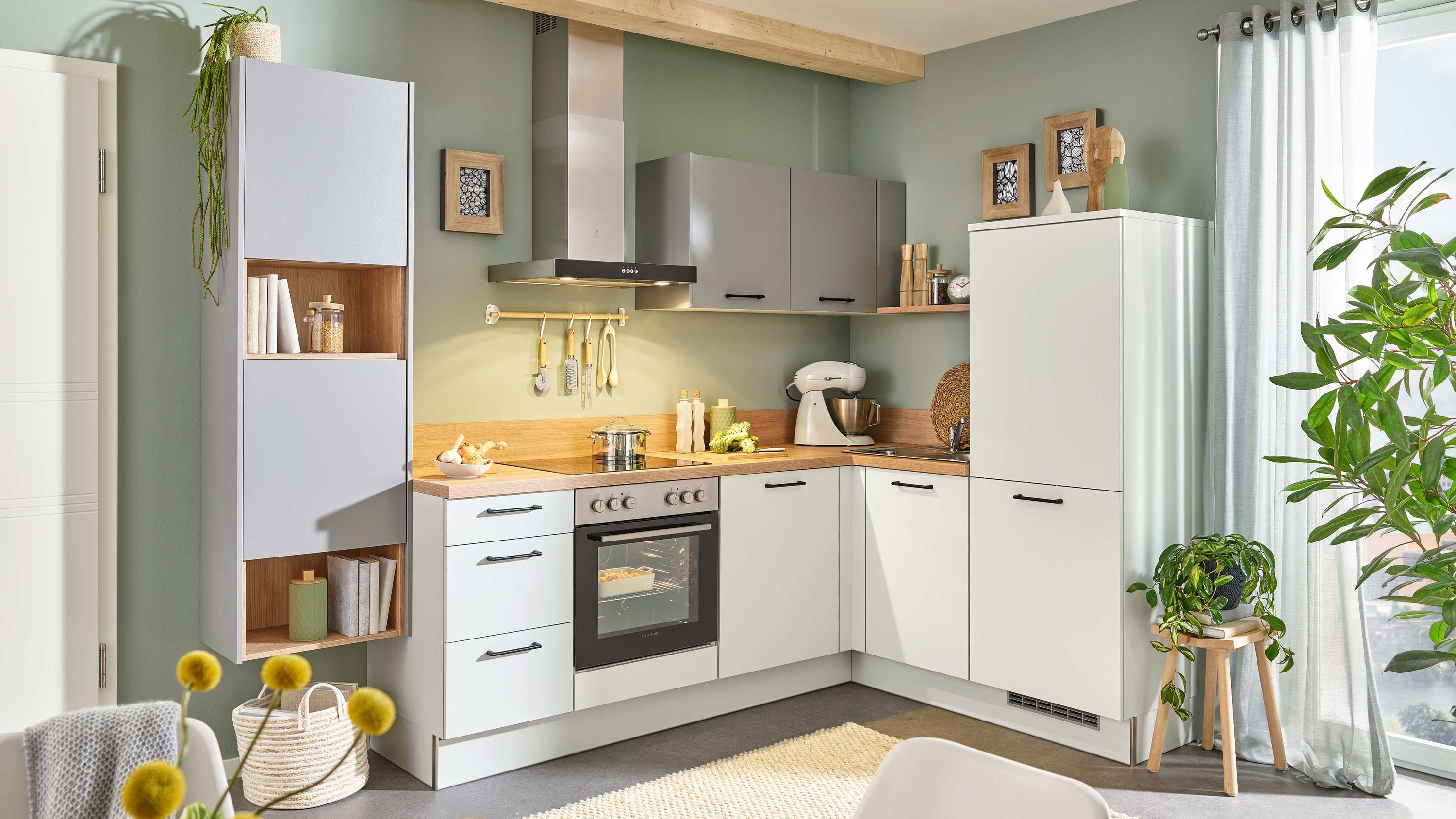 Helle Küche mit offenen Regalen und Pflanzenakzent Helle Fronten Kochfeld mit Haube offene Regale mit Deko; große Pflanze am Fenster Tageslicht moderne Küchengeräte