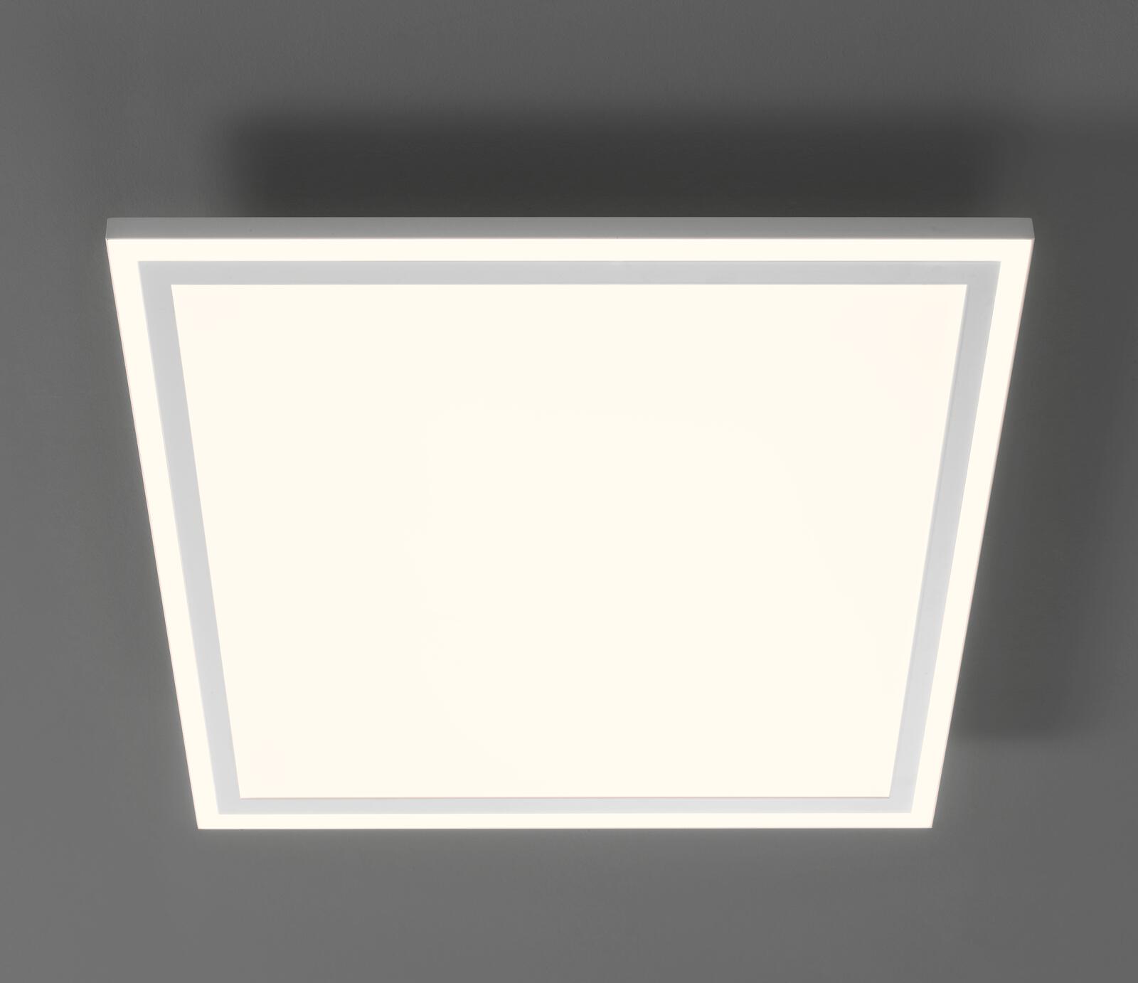 Quadratische LED-Deckenleuchte mit weißem Rahmen  diffus leuchtend  flach an grauer Decke montiert