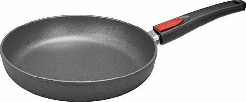 Schwarze Pfanne mit langem Griff und rotem Akzent, schräg aufgenommen