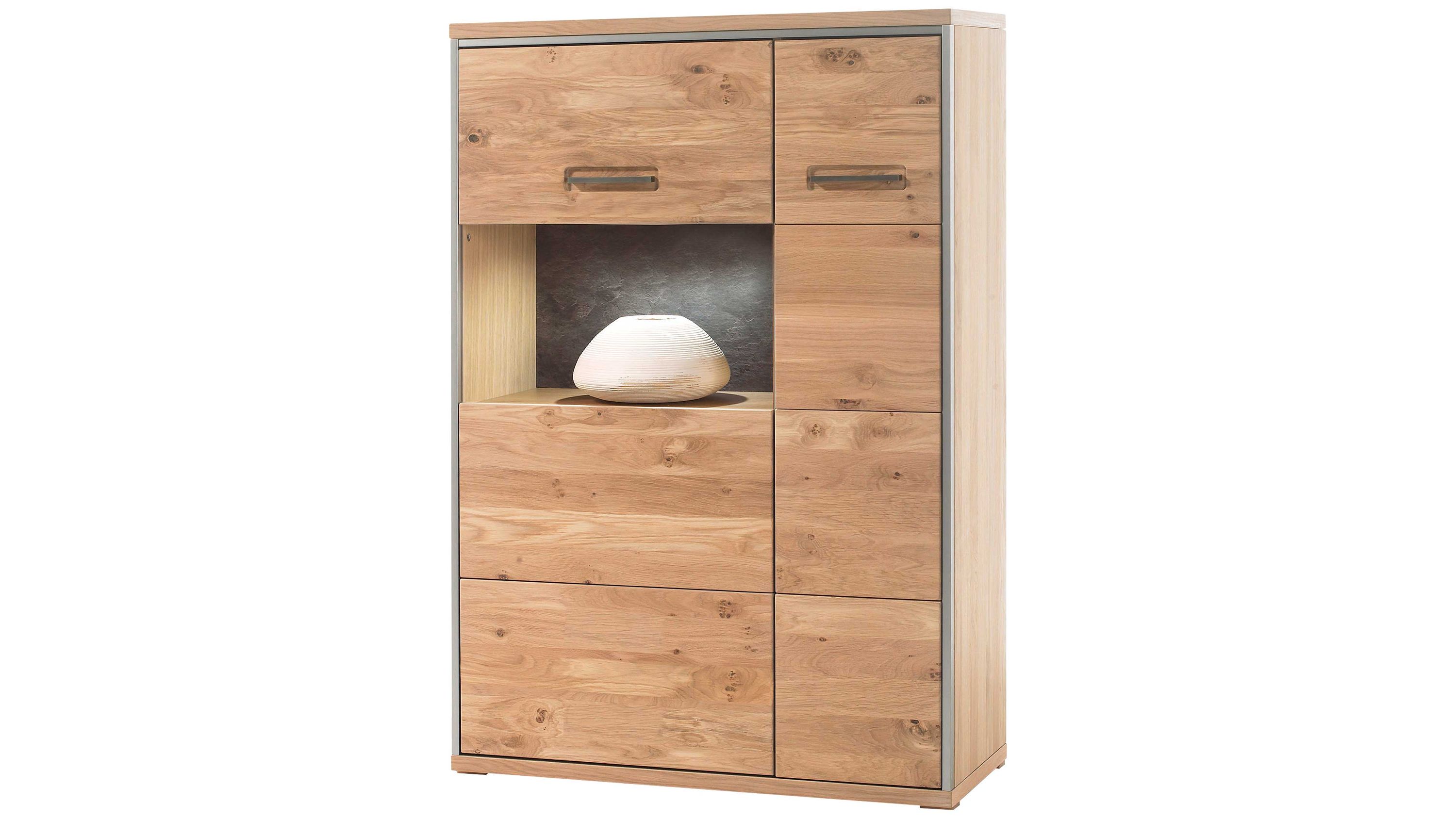 Hoches Sideboard mit mehreren Türen und einem offenen Fach Holzoptik hell mit sichtbaren Aststrukturen
