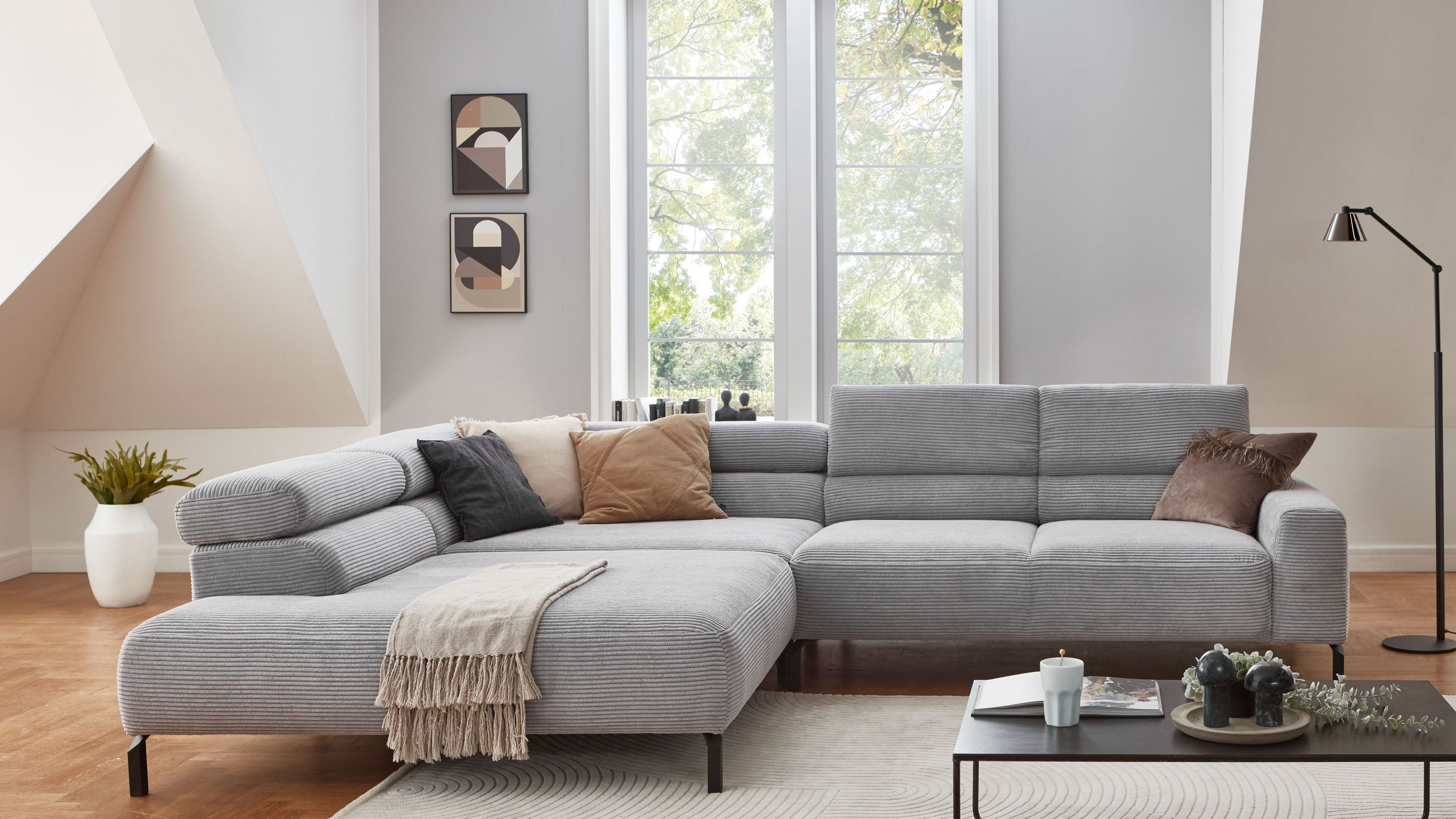 Ecksofa mit grauem Cordbezug und verstellbaren Rückenlehnen in modernem Wohnzimmer