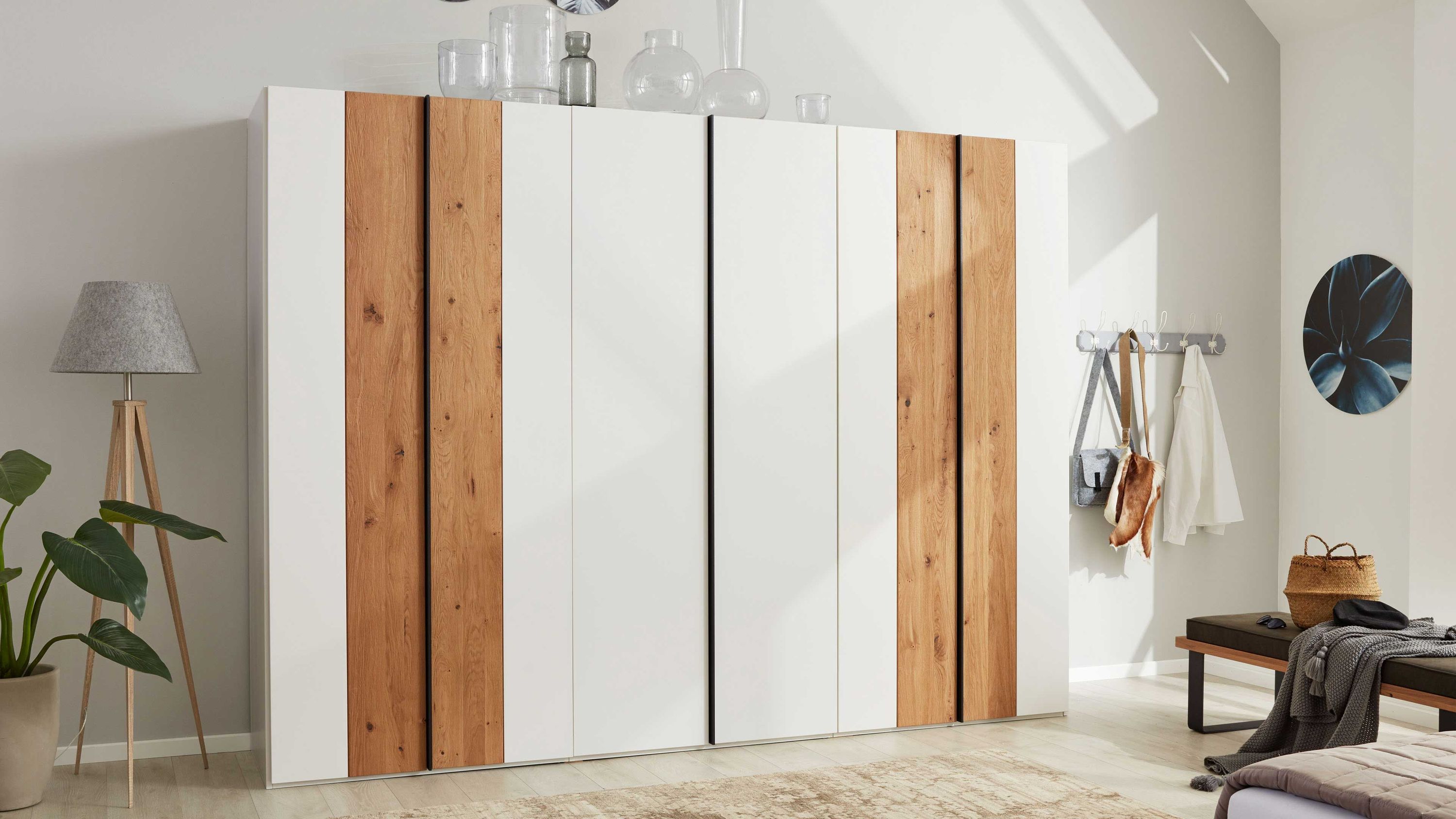 Interliving Schlafzimmer Serie 1019  Kleiderschrank 523062 Wildeiche & weißer Mattlack  sechs Türen, Breite ca. 299 cm