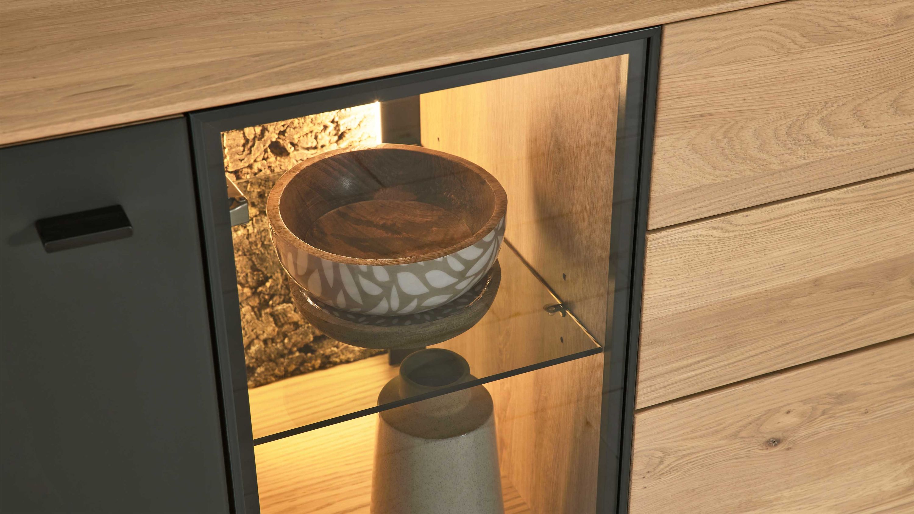 Wohnzimmerschrank mit Glastür Holzoptik und LED-Profilbeleuchtung innen