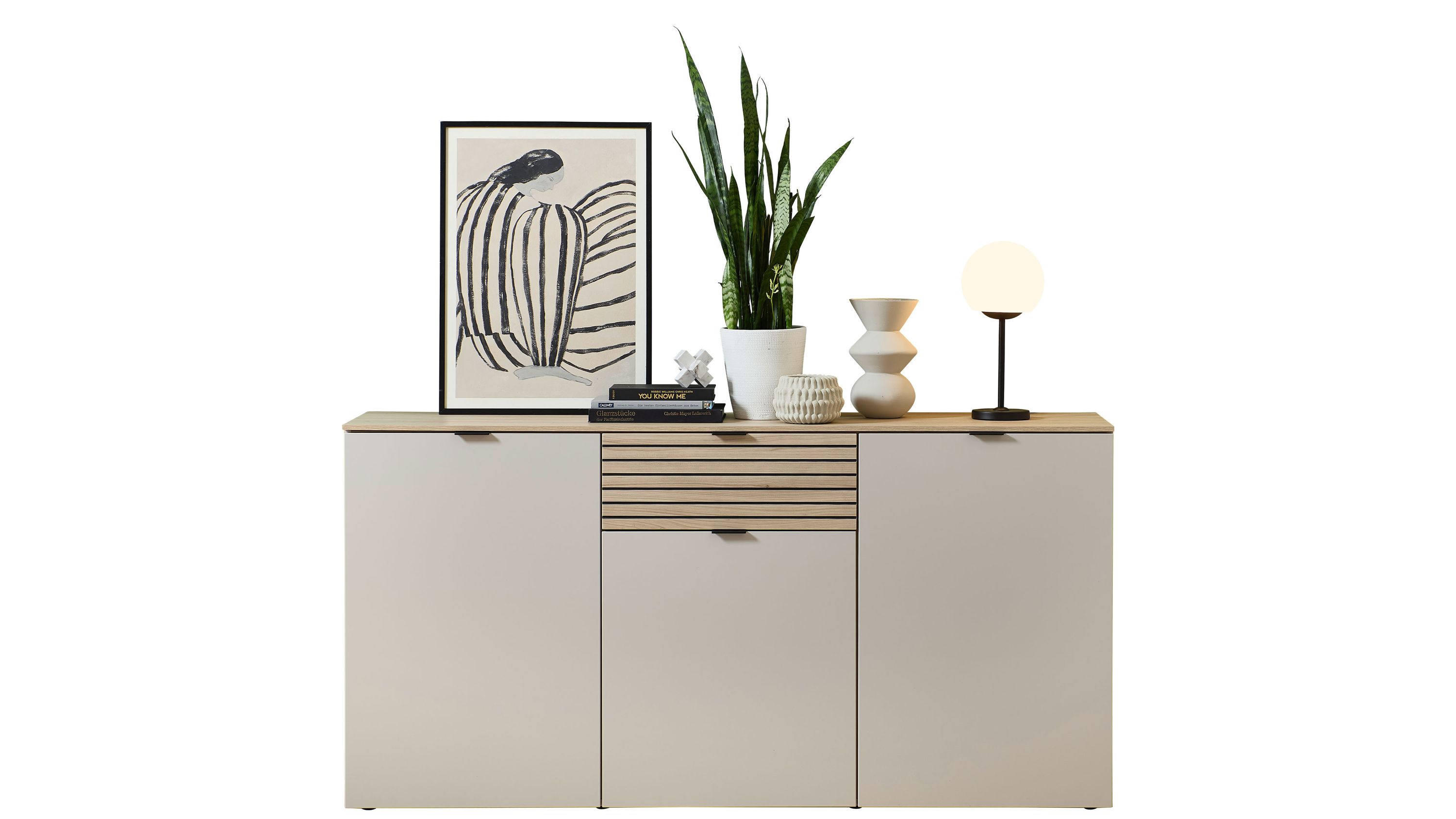 Sideboard mit drei Türen und zwei Schubladen in kaschmirfarben mit heller Holzplatte und Dekoration
