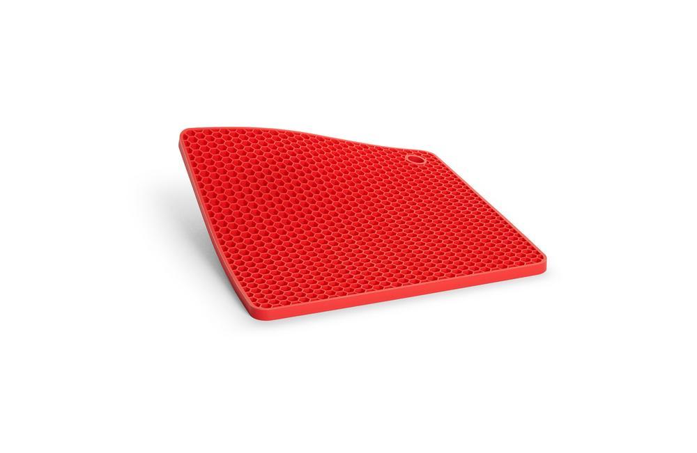 Roter quadratischer Silikon-Spritzschutz oder Untersetzer  aufgenommen frontal von oben links