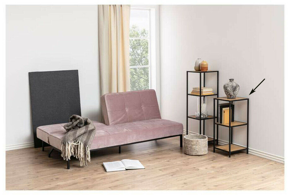 Wohnraum mit rosa Sofa dreistufigem Regal in Wildeiche/Schwarz Büchern Pflanzen Lampe helle Vorhänge am Fenster