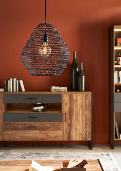 Wohnzimmer mit Holz-Sideboard, Dekoartikeln und Hängelampe vor roter Wand, frontal fotografiert