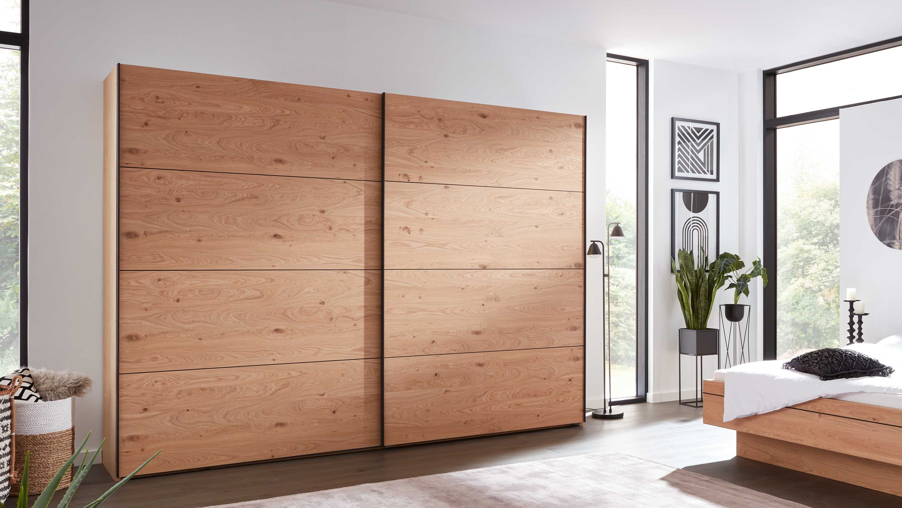 Großer Schwebetürenschrank mit zwei Türen in Holzoptik hellbraun in modernem Schlafzimmer