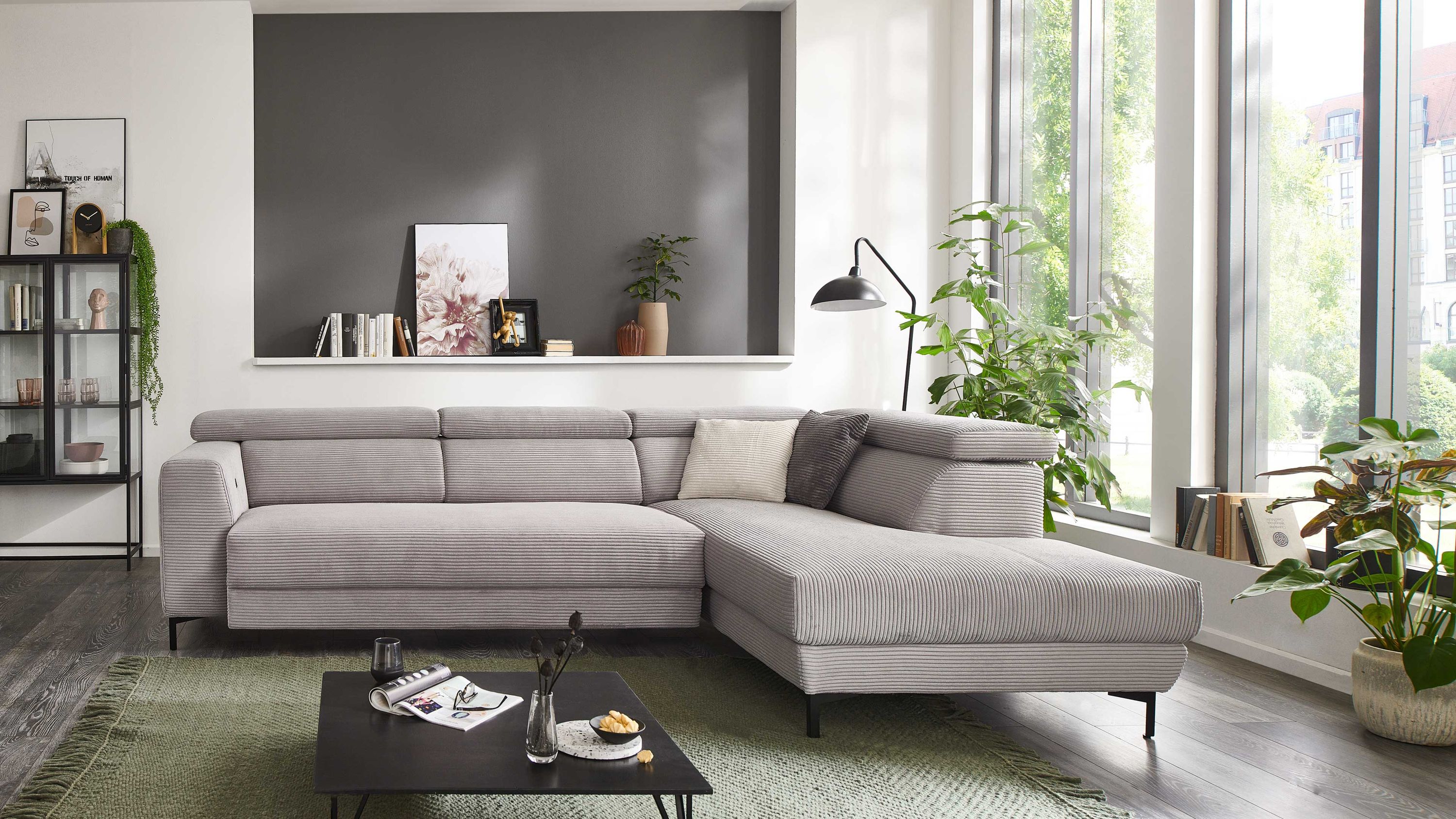 Ecksofa mit Breitcordbezug und Metallfüßen Ecksofa mit platingrauem Breitcordbezug und schwarzen Metallfüßen in modernem Wohnzimmer
