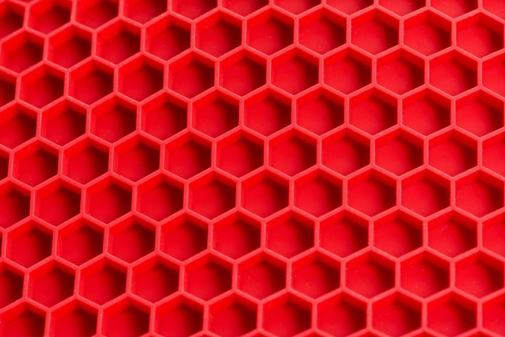 Roter quadratischer Silikon-Spritzschutz oder Untersetzer mit Wabenstruktur  Nahaufnahme