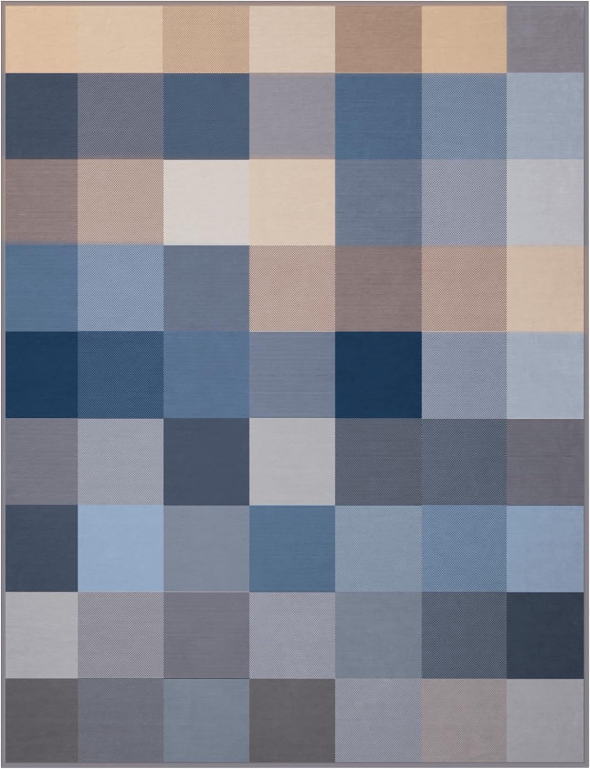 Wohndecke mit kariertem Muster in Blau  Beige und Grau  aufgenommen von oben auf hellem Untergrund