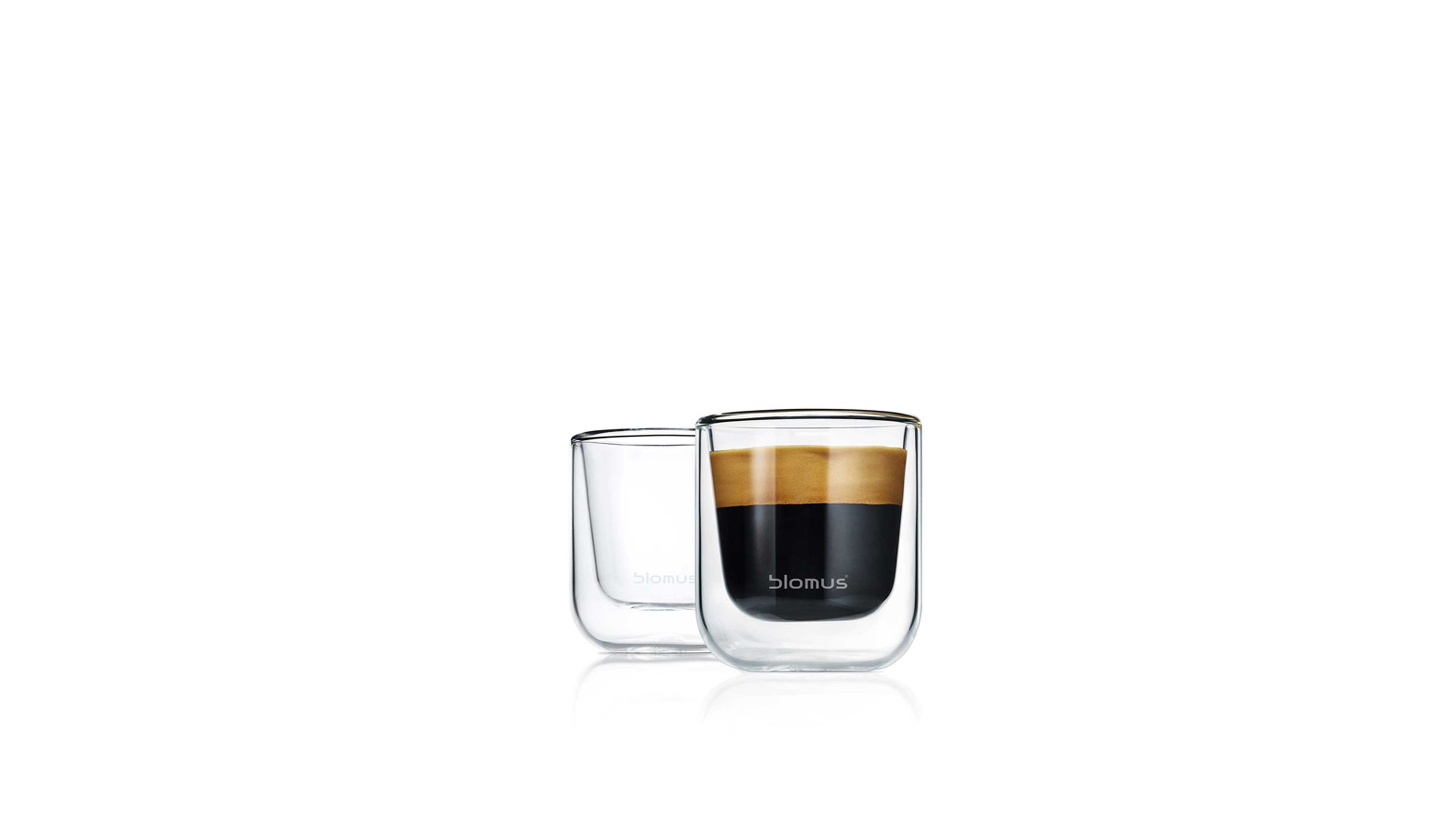 Zwei transparente doppelwandige Gläser eines gefüllt mit schwarzem Kaffee und Schaum