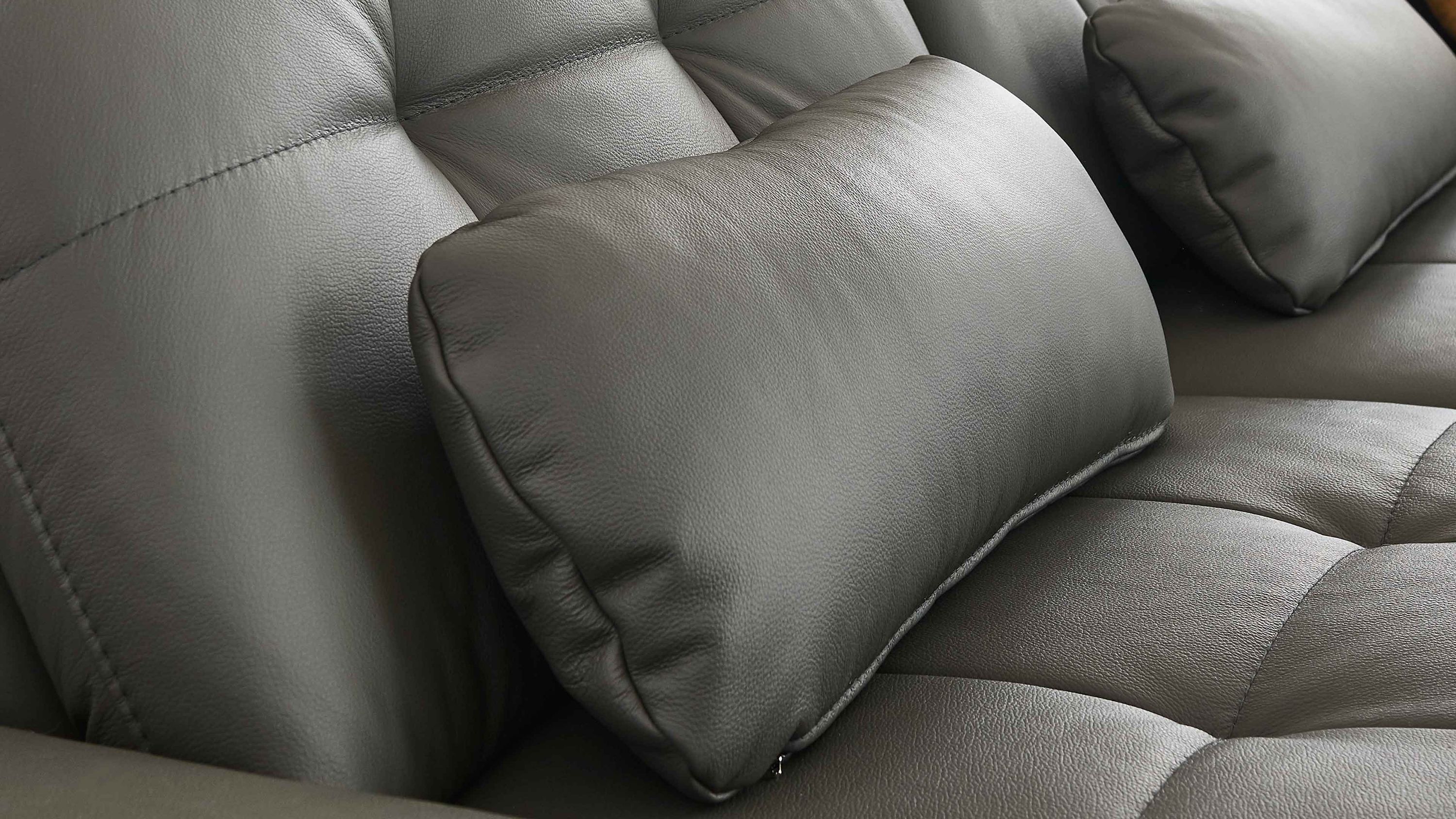 Graues Nierenkissen aus Leder auf grauem Ledersofa