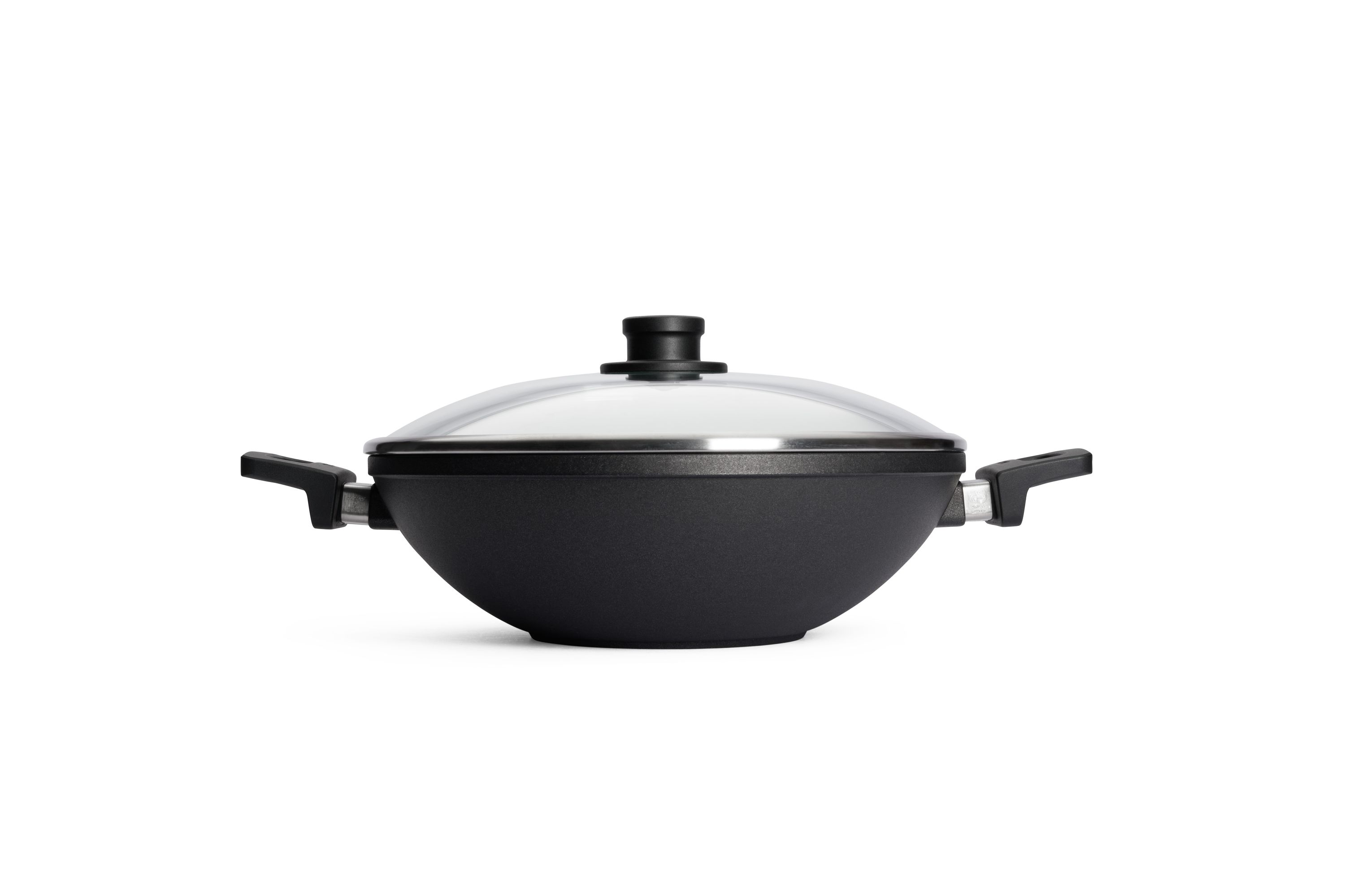 WOLL Wok mit Glasdeckel und zwei Griffen in Seitenansicht.