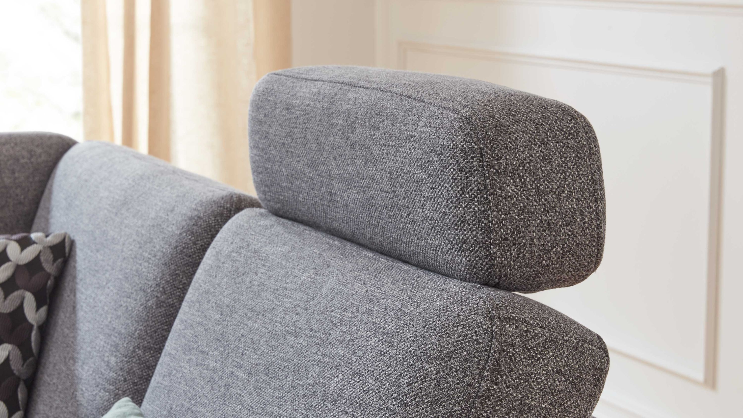 Kopfstütze aus stahlgrauem Flachgewebe auf Sofa Rechteckige Kopfstütze aus stahlgrauem Flachgewebe auf grauem Sofa
