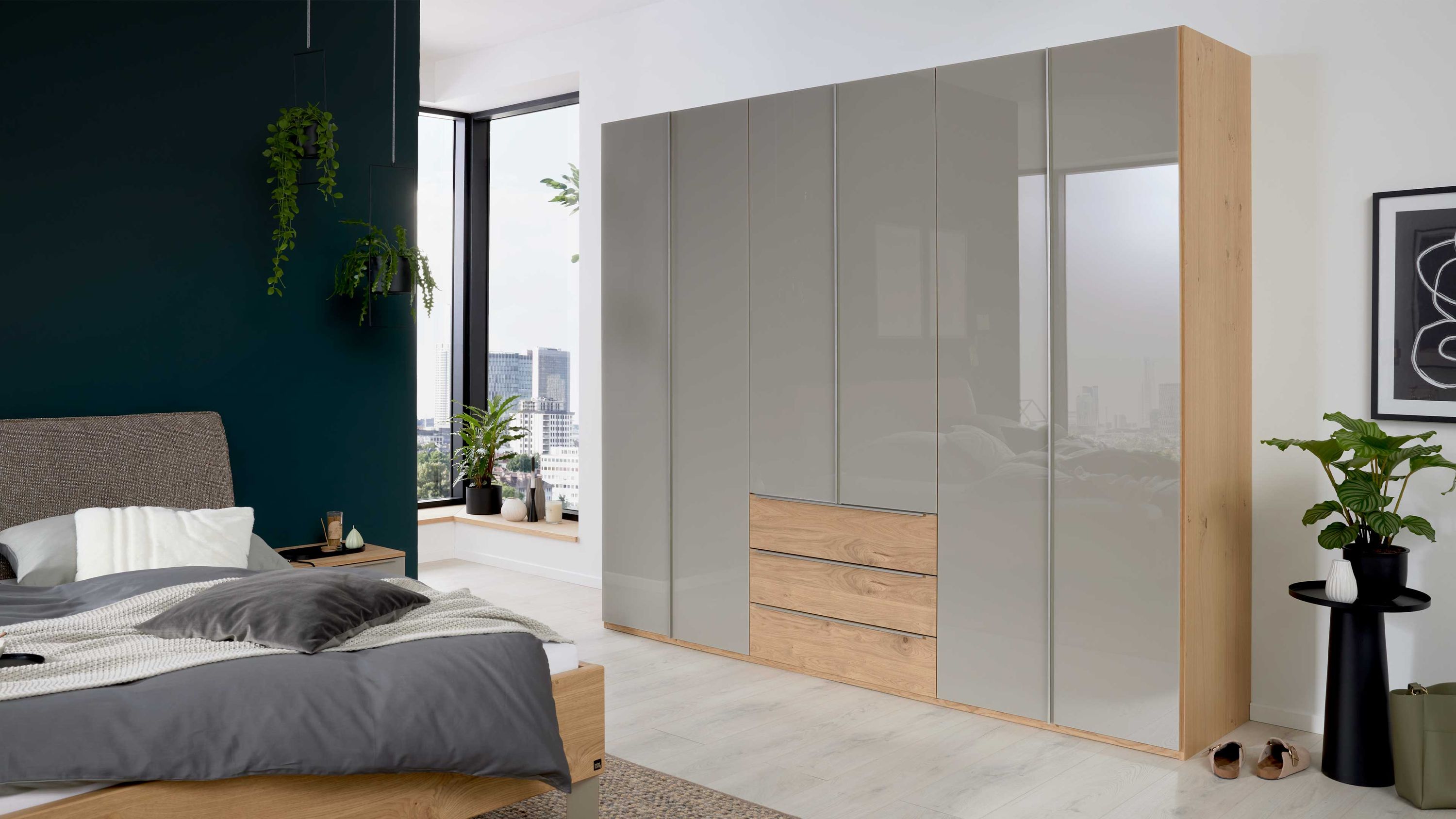 Großer Kleiderschrank mit sechs taupefarbenen Türen und drei Holzelementen in Balkeneiche in modernem Schlafzimmer