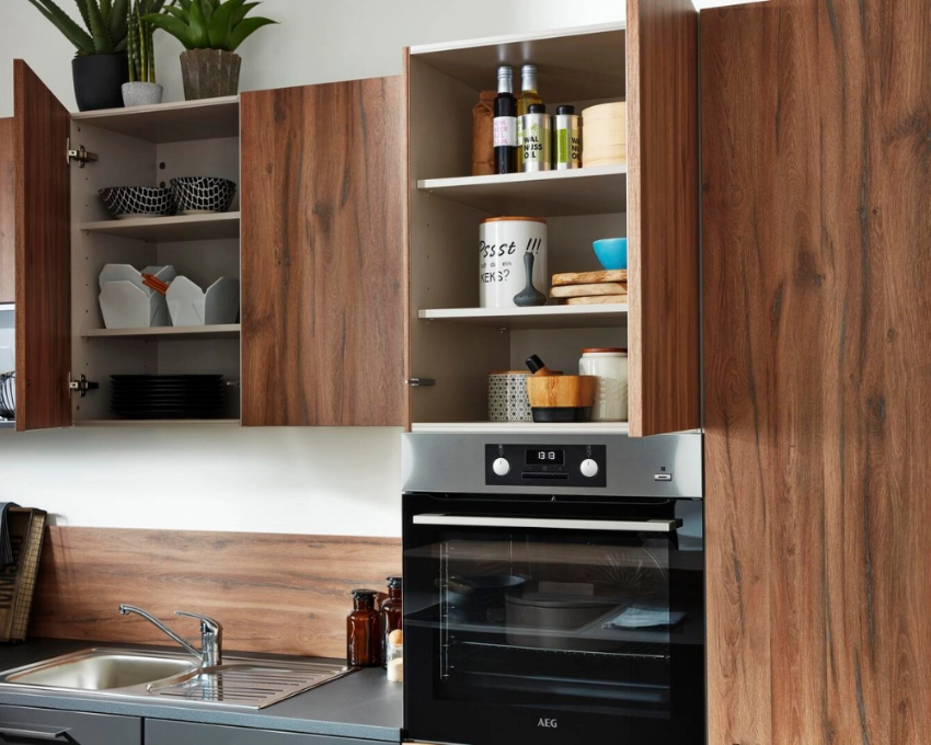 Zweifarbige Einbauküche mit Holzoptik Einbauküche mit Holz- und Graufronten, integrierten Geräten und funktionaler Regalstruktur