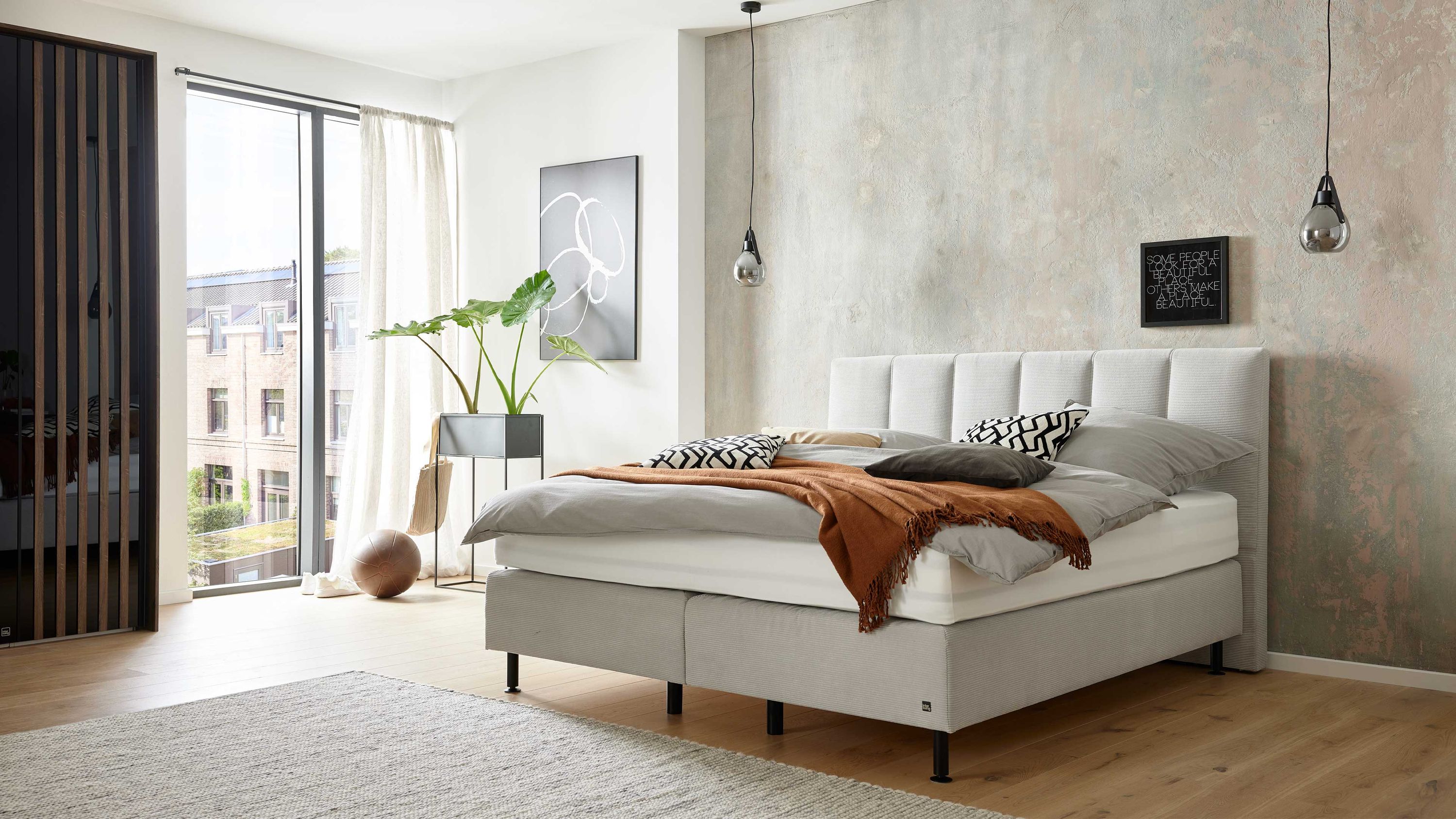Boxspringbett mit gepolstertem Kopfteil in naturfarbenem Stoff in modernem Schlafzimmer