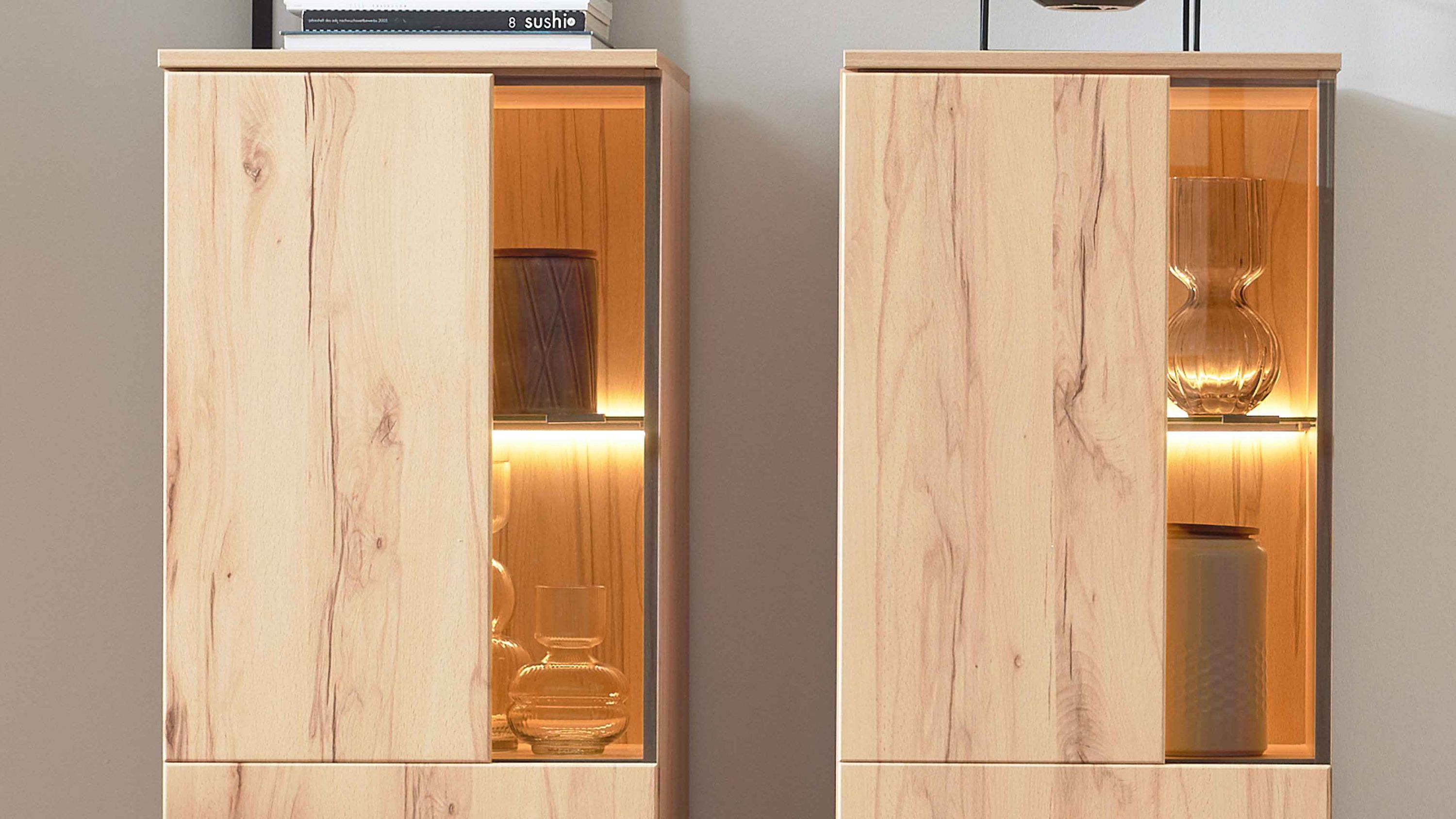 Zweiteiliges Wohnzimmerregal mit LED-Beleuchtung Holzoptik zwei Türen und Glasfach mit Dekorationsobjekten