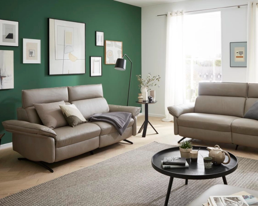 Himolla Sofagarnitur mit Sessel Zweiteiliges Sofa-Set in beigem Leder vor grüner Wand mit runder Couchtisch