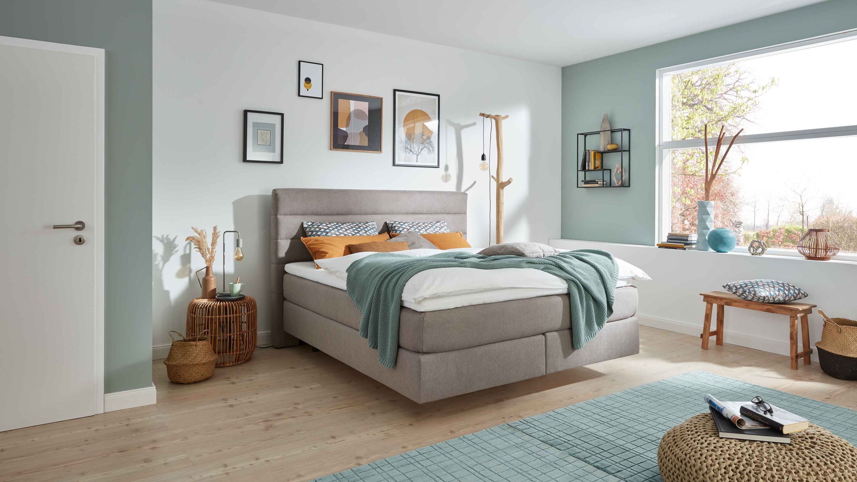 Boxspringbett in granitfarbener Mikrofaser mit gepolstertem Kopfteil in modernem Schlafzimmer