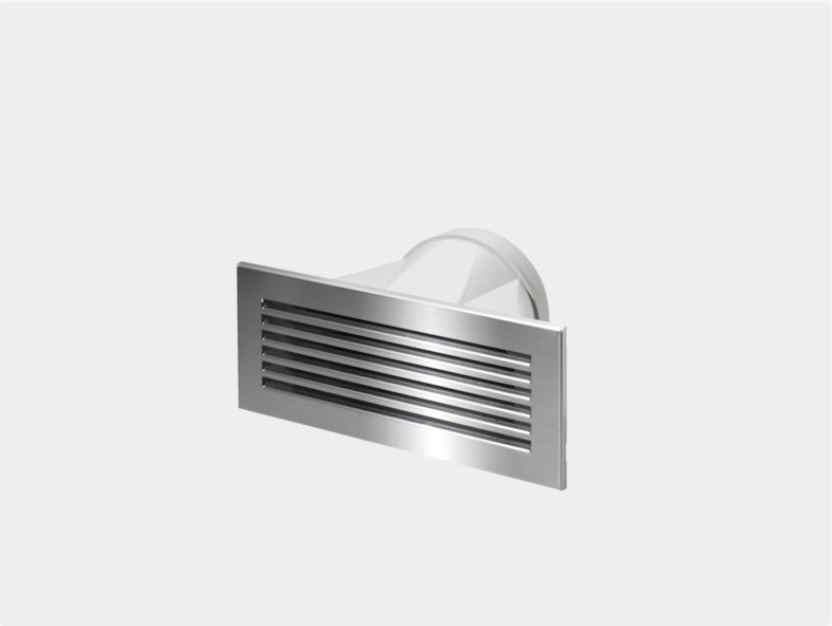 Rechteckige Edelstahlblende mit horizontalen Lüftungsschlitzen, angeschlossen an weißen Umluftkanal, schräg fotografiert