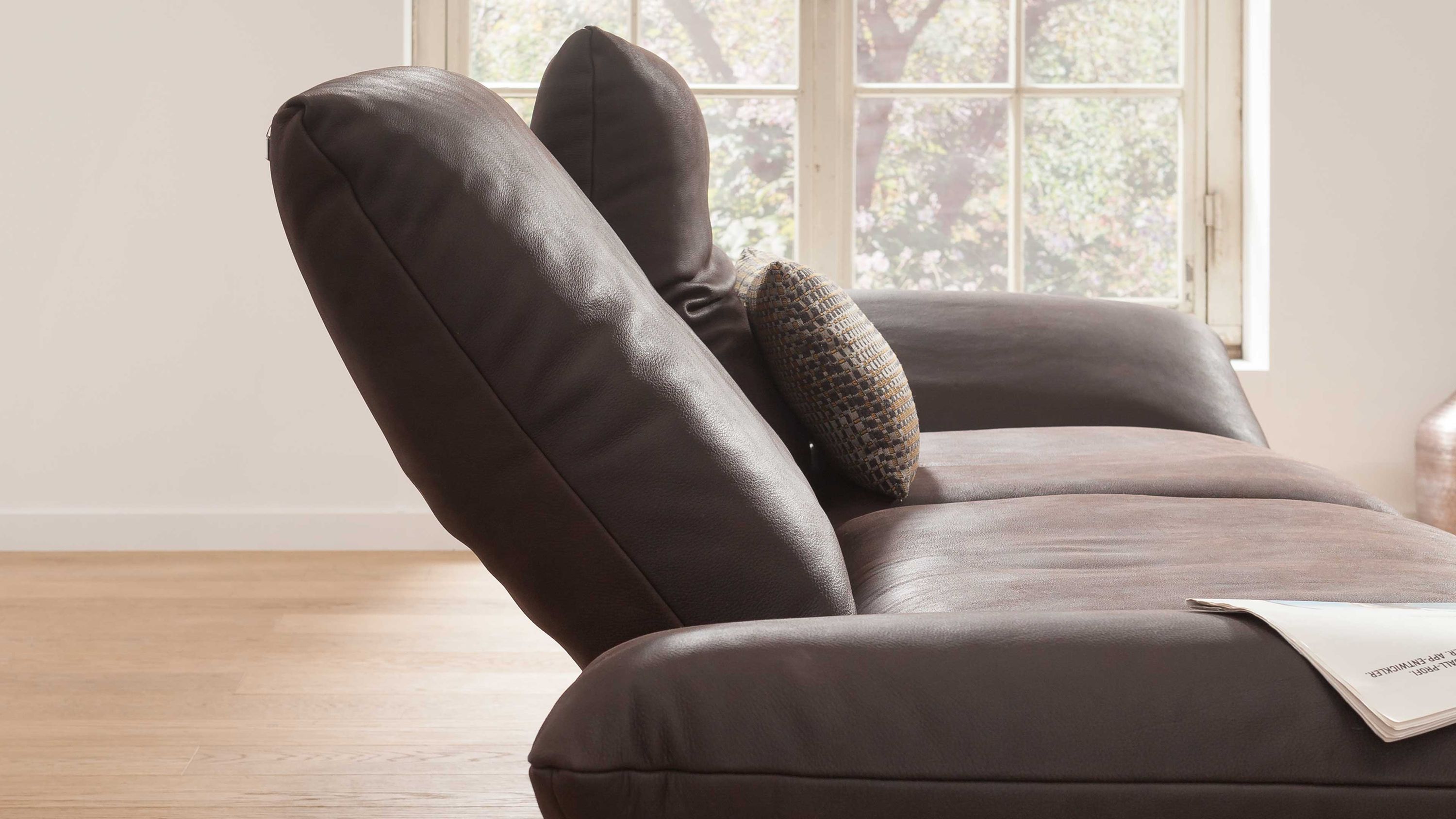 Zweisitziges Ledersofa mit verstellbaren Rückenlehnen in Braun Zweisitziges Sofa mit verstellbaren Rückenlehnen und einem Kissen in braunem Leder