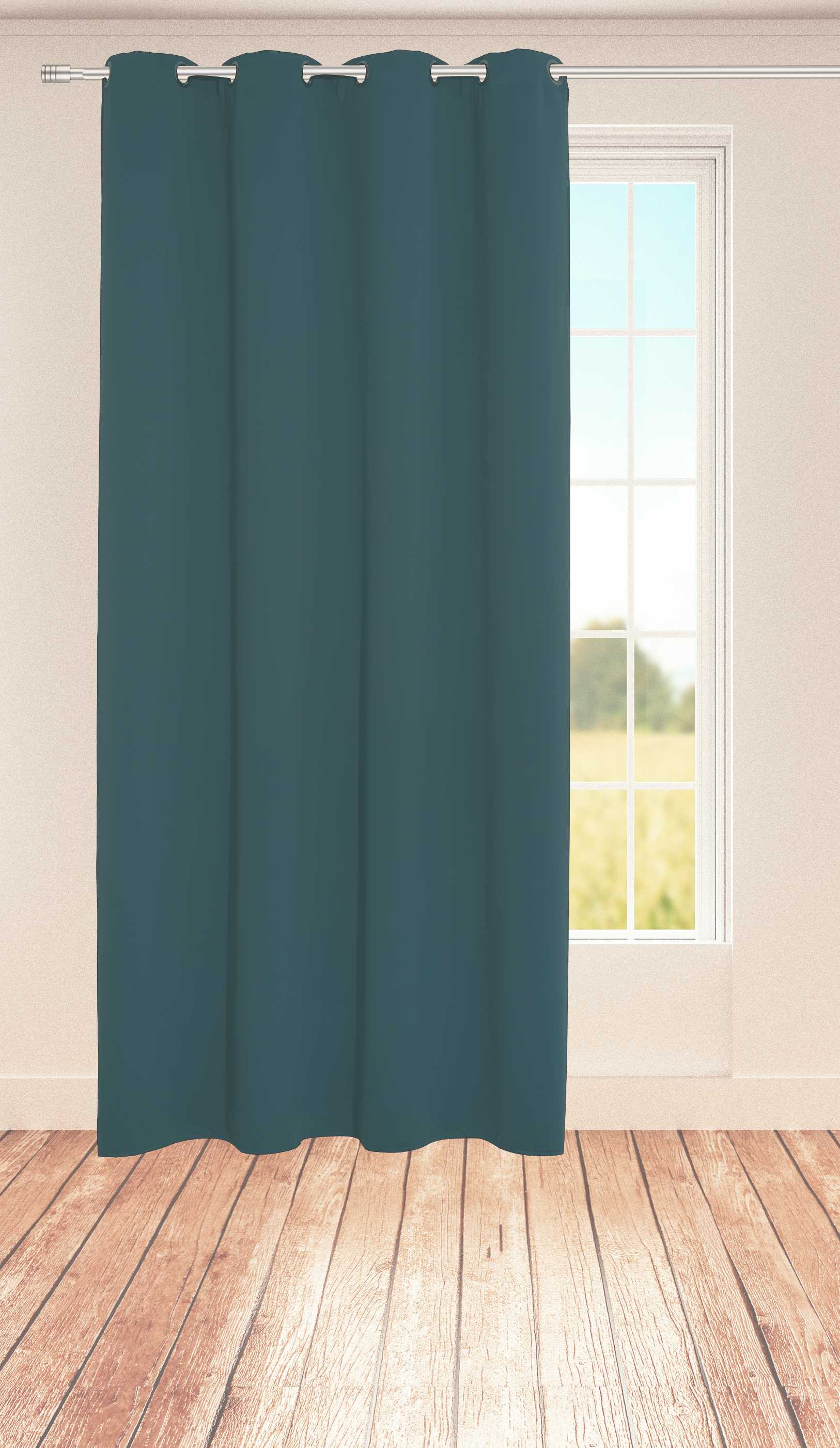Türkisfarbener Ösenvorhang vor Fenster Türkisfarbener Ösenvorhang frontal aufgenommen glatt hängend vor sonnigem Fenster und hellem Holzfußboden