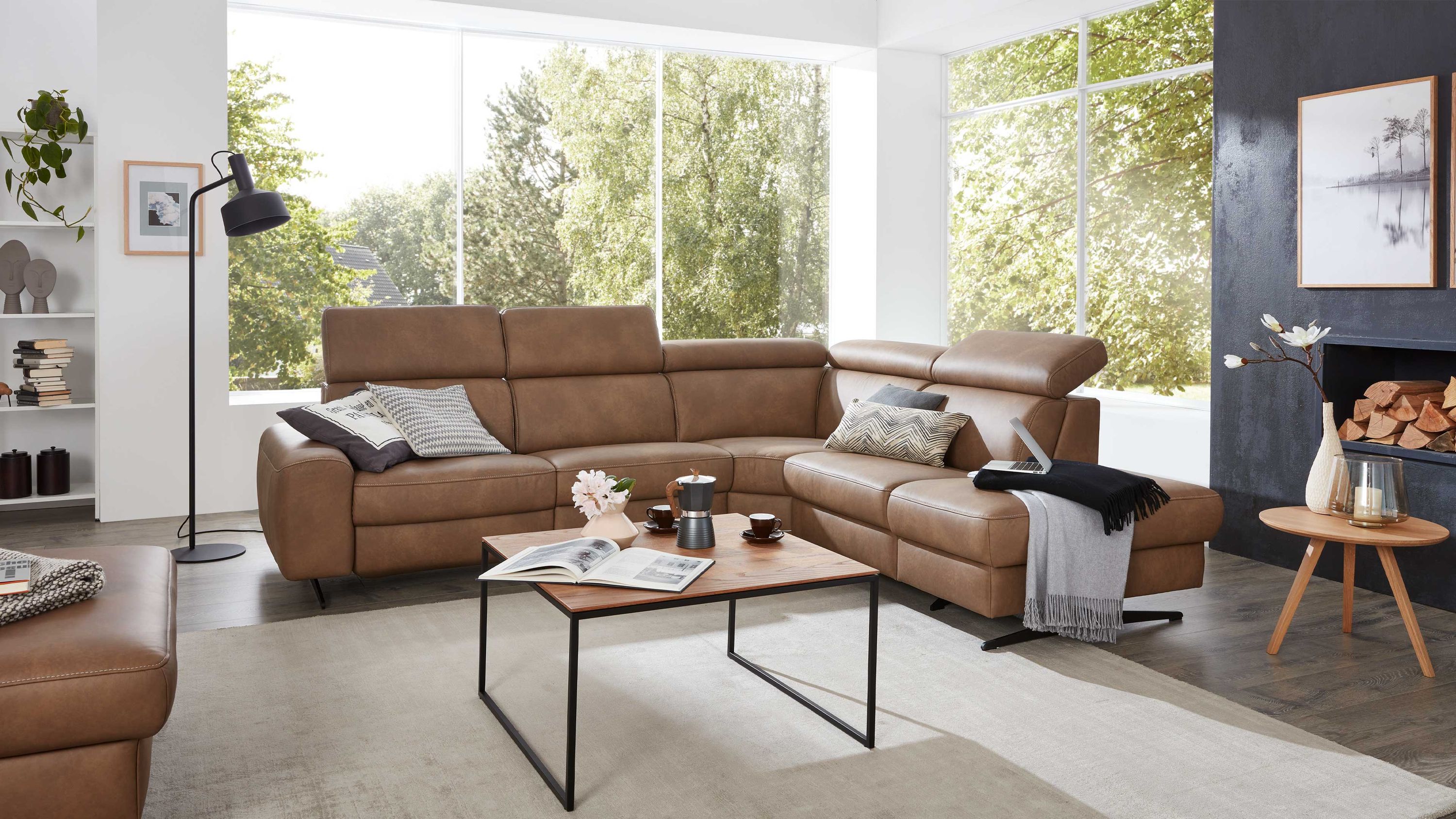 Ecksofa in wüstenfarbigem Leder mit verstellbaren Kopfstützen und schwarzen Metallfüßen in modernem Wohnzimmer